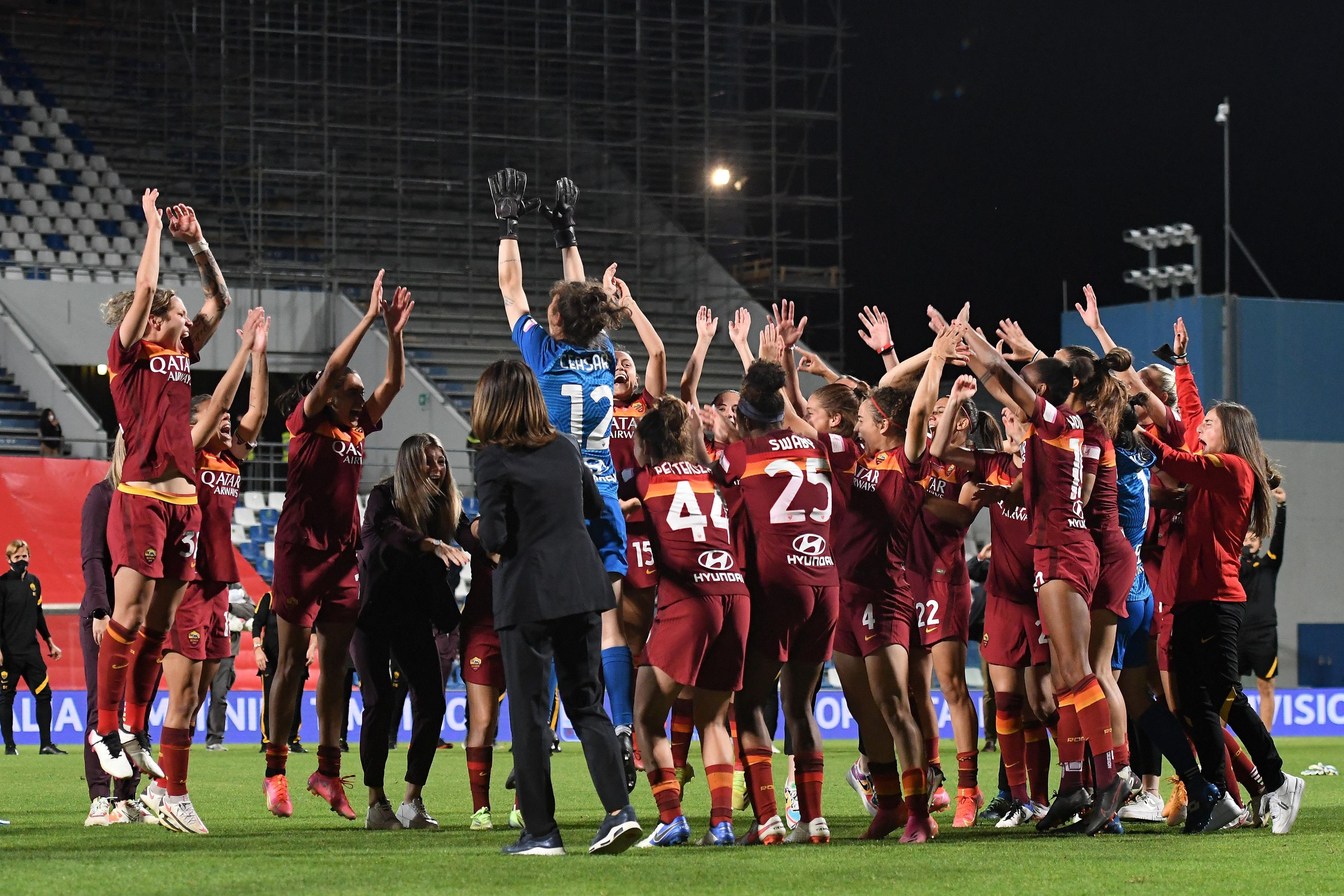 REGGIO NELL\\'EMILIA, ITALY - MAY 30:AS Roma players celebrate the victory during the TIMVISION Women Cup Final match between AC Milan and AS Roma Women at Mapei Stadium-Citt\\u00E0 del Tricolore on May 30, 2021 in Reggio nell\\'Emilia, Italy. (Photo by Alessandro Sabattini/Getty Images)