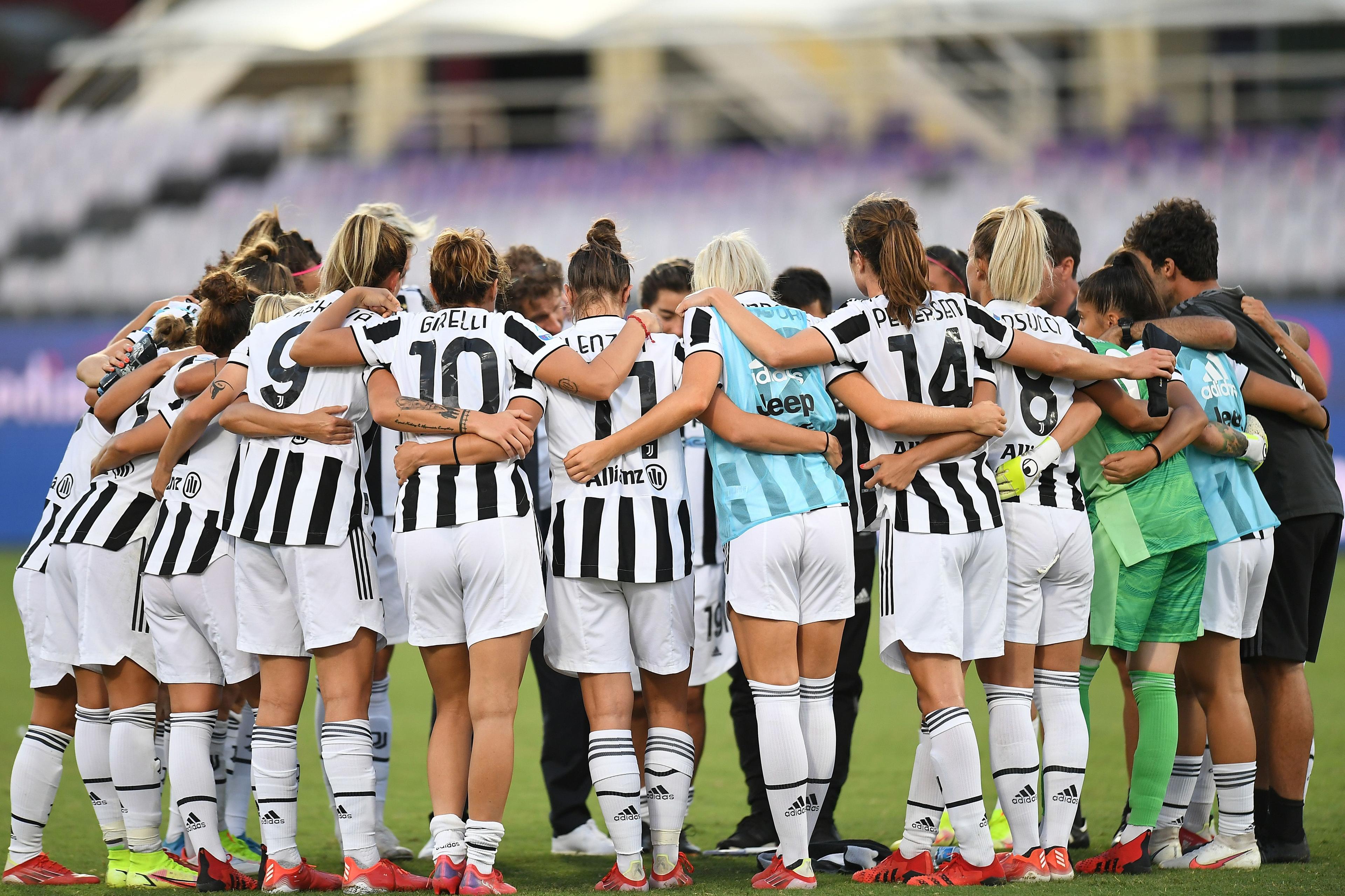 FLORENCE, ITALY - SEPTEMBER 05:Juventus players celebrate the victory during the Women Serie A match between ACF Fiorentina and Juventus at Artemio Franchi on September 05, 2021 in Florence, Italy. (Photo by Alessandro Sabattini/Getty Images)