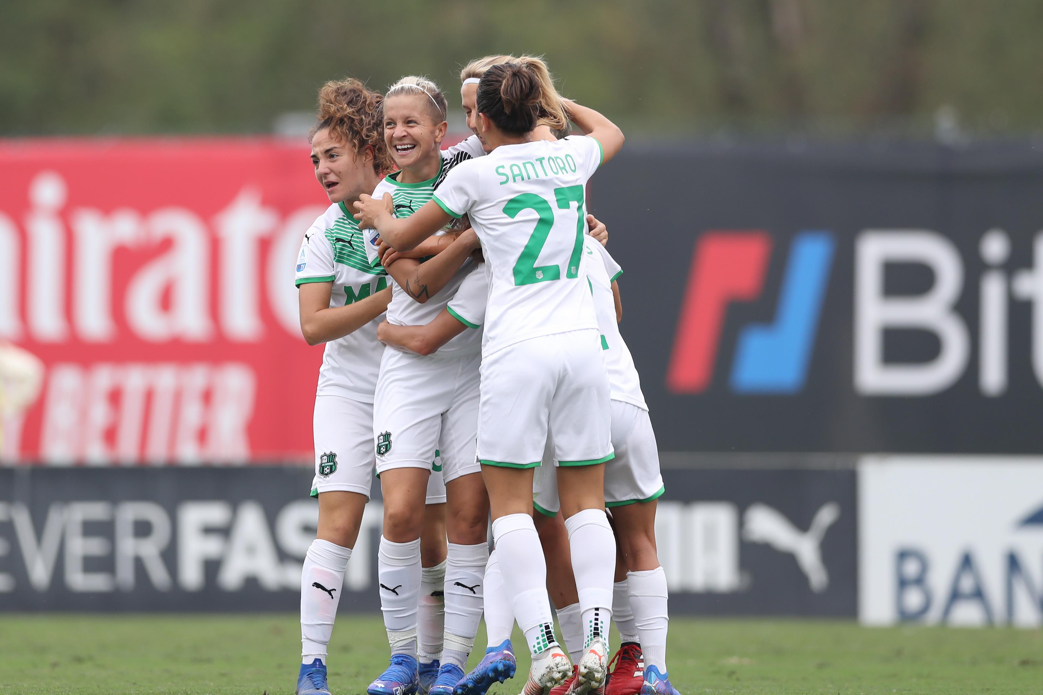 MILAN, ITALY - SEPTEMBER 25: Kamila Dubcova of US Sassuolo celebrates with team mates after scoring to give the side a 1-0 lead during the Women\\'s Serie A match between AC Milan and Sassuolo at Campo Sportivo Vismara on September 25, 2021 in Milan, Italy. (Photo by Jonathan Moscrop/Getty Images)