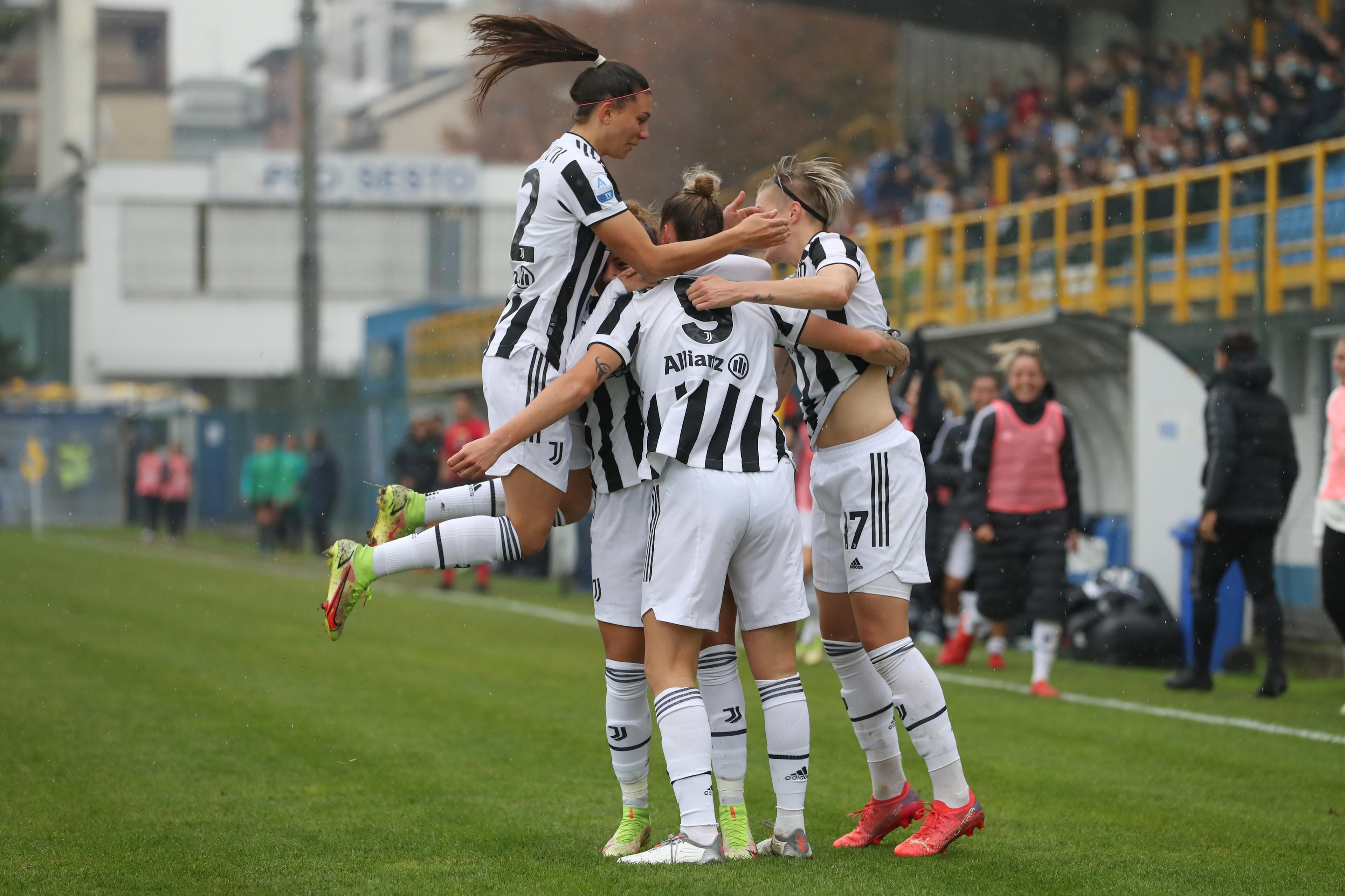 SESTO SAN GIOVANNI, ITALY - OCTOBER 30: Andrea Staskova of Juventus celebrates with team mates after scoring to give the side a 2-1 lead during the Women's Serie A match between FC Internazionale and Juventus at Stadio Breda on October 30, 2021 in Sesto San Giovanni, Italy. (Photo by Jonathan Moscrop/Getty Images)