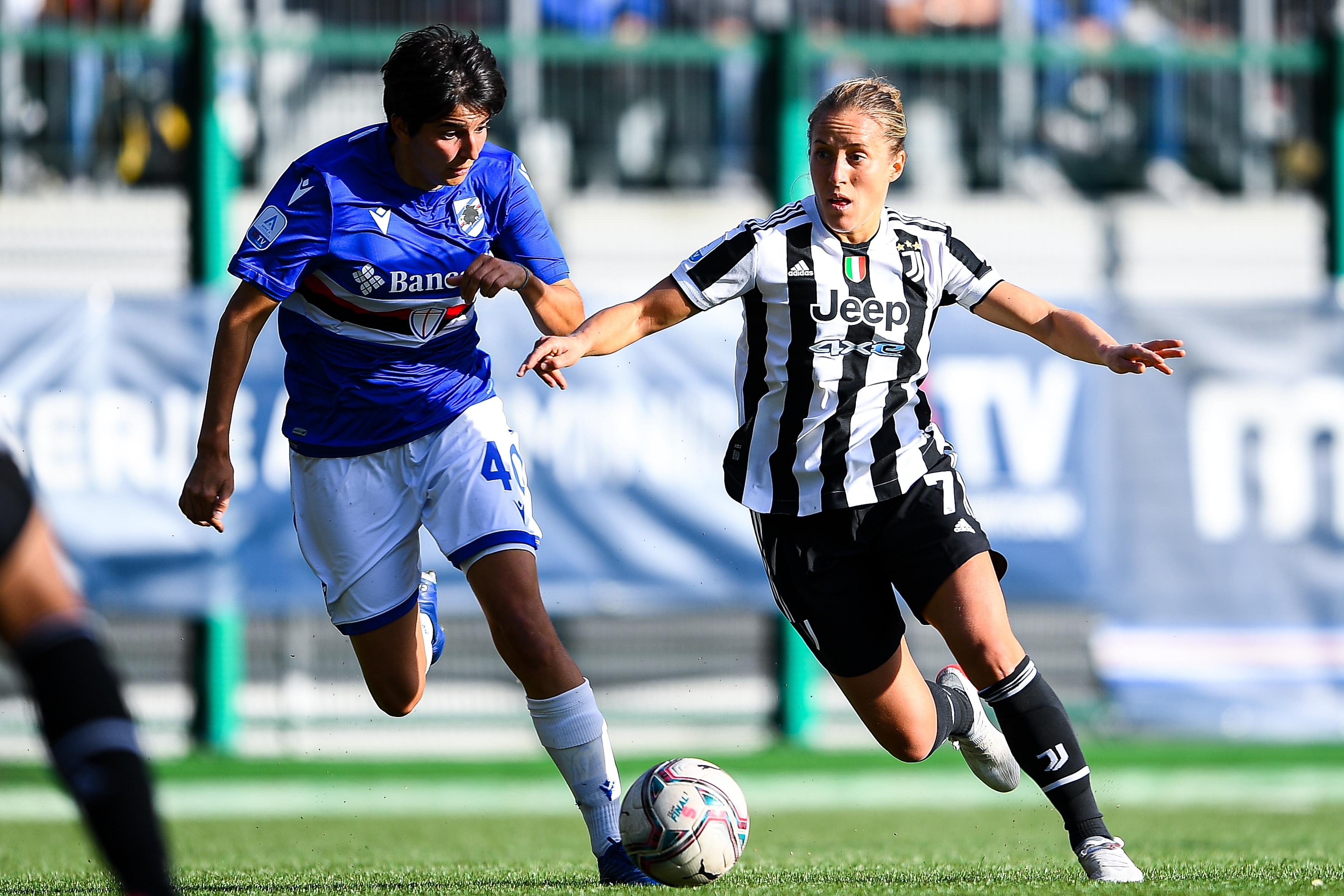BOGLIASCO, GENOA, ITALY - NOVEMBER 05: Bianca Fallico of Sampdoria (L) and Valentina Cernoia of Juventus vie for the ball during the Women Serie A match between UC Sampdoria and Juventus Fc at Stadio Riccardo Garrone on November 5, 2021 in Bogliasco, Genoa, Italy. (Photo by Getty Images)