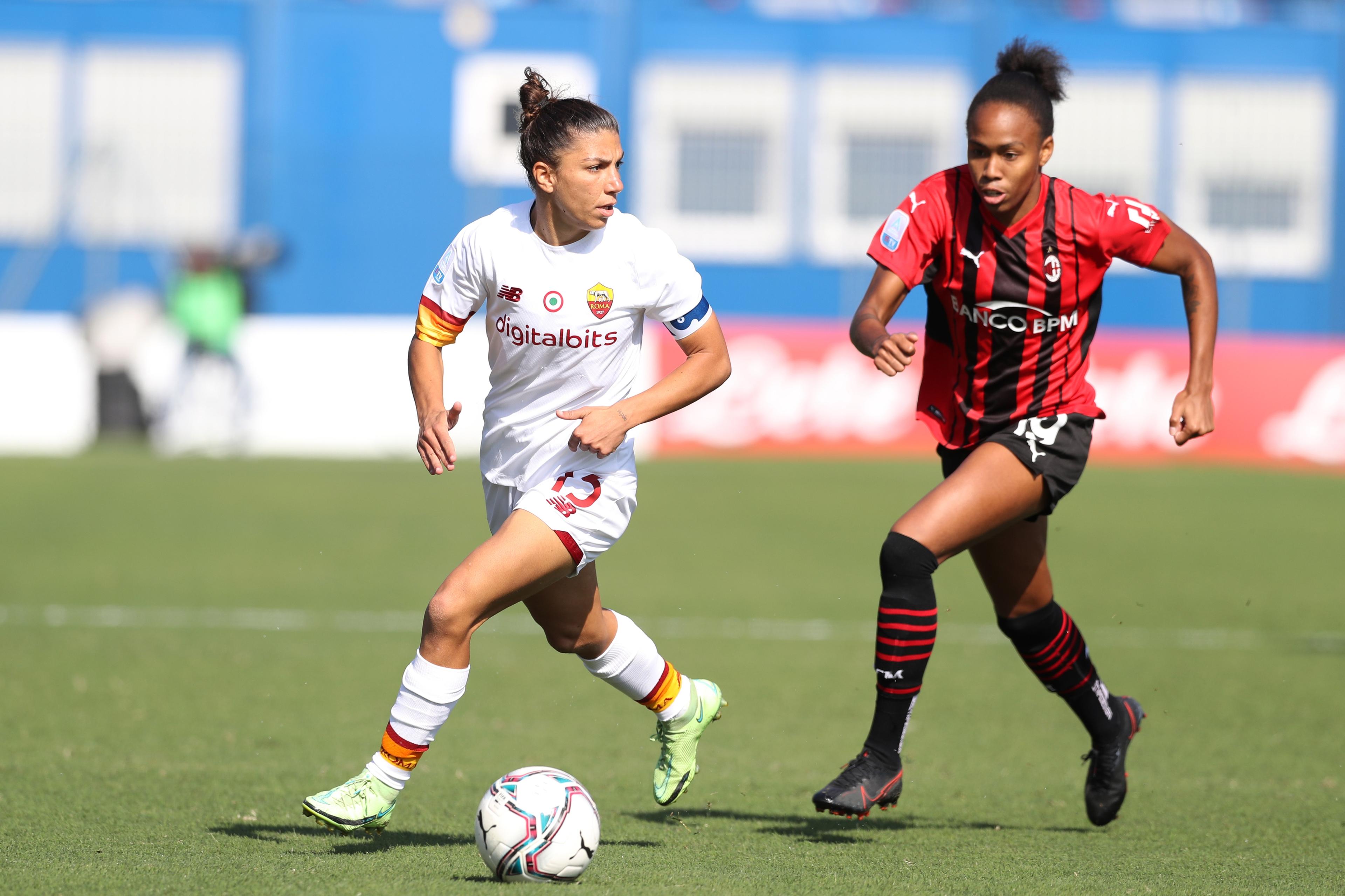 MILAN, ITALY - OCTOBER 10: Elisa Bartoli of AS Roma is pursued by Lindsey Thomas of AC Milan during the Women Serie A match between AC Milan and AS Roma at Campo Sportivo Vismara on October 10, 2021 in Milan, Italy. (Photo by Jonathan Moscrop/Getty Images)