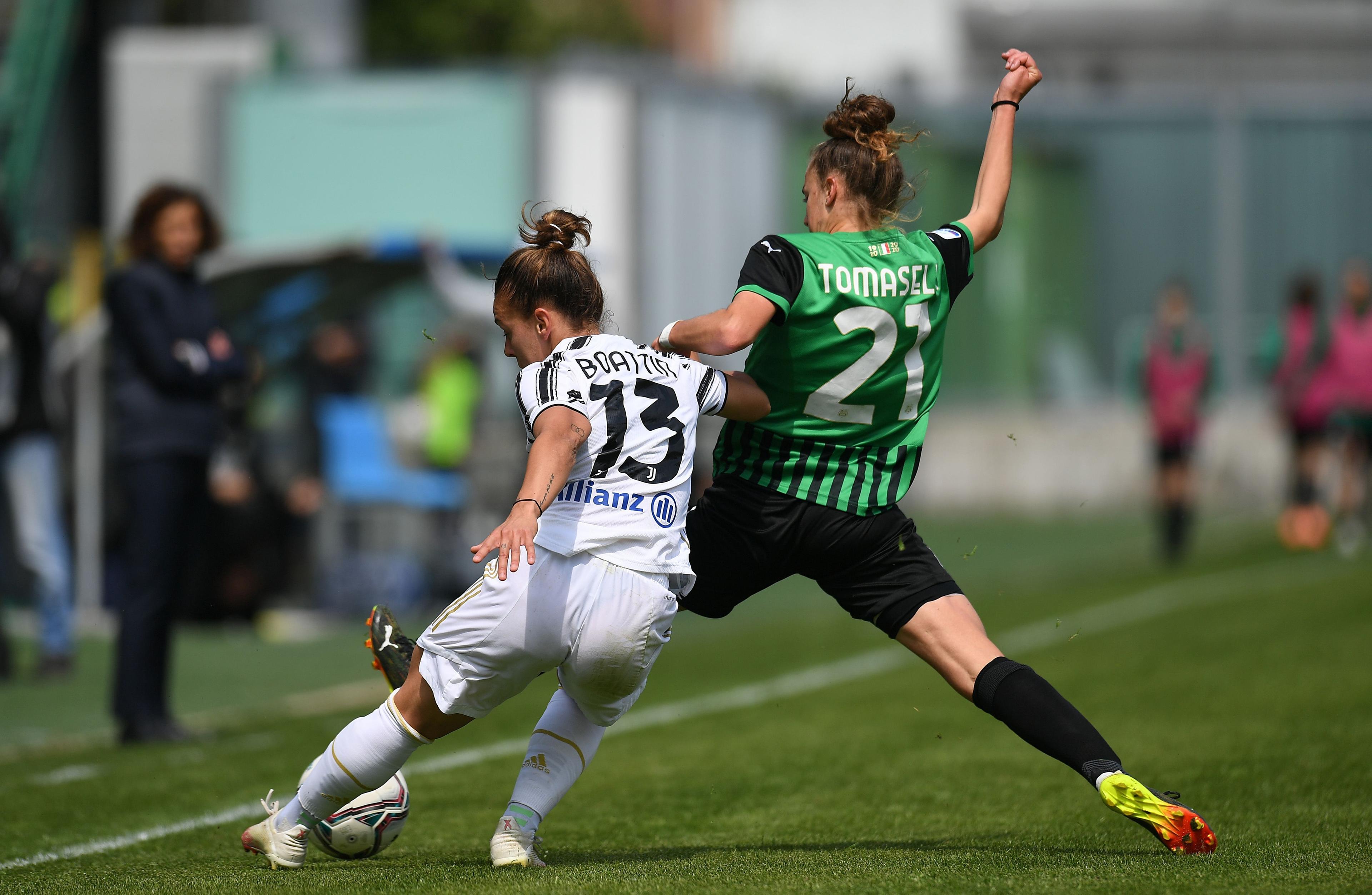 SASSUOLO, ITALY - APRIL 18: Lisa Boattin of Juventus competes for the ball with Martina Tommaselli of US Sassuolo during the Women Serie A match between US Sassuolo and Juventus at Enzo Ricci Stadium on April 18, 2021 in Sassuolo, Italy. (Photo by Alessandro Sabattini/Getty Images)