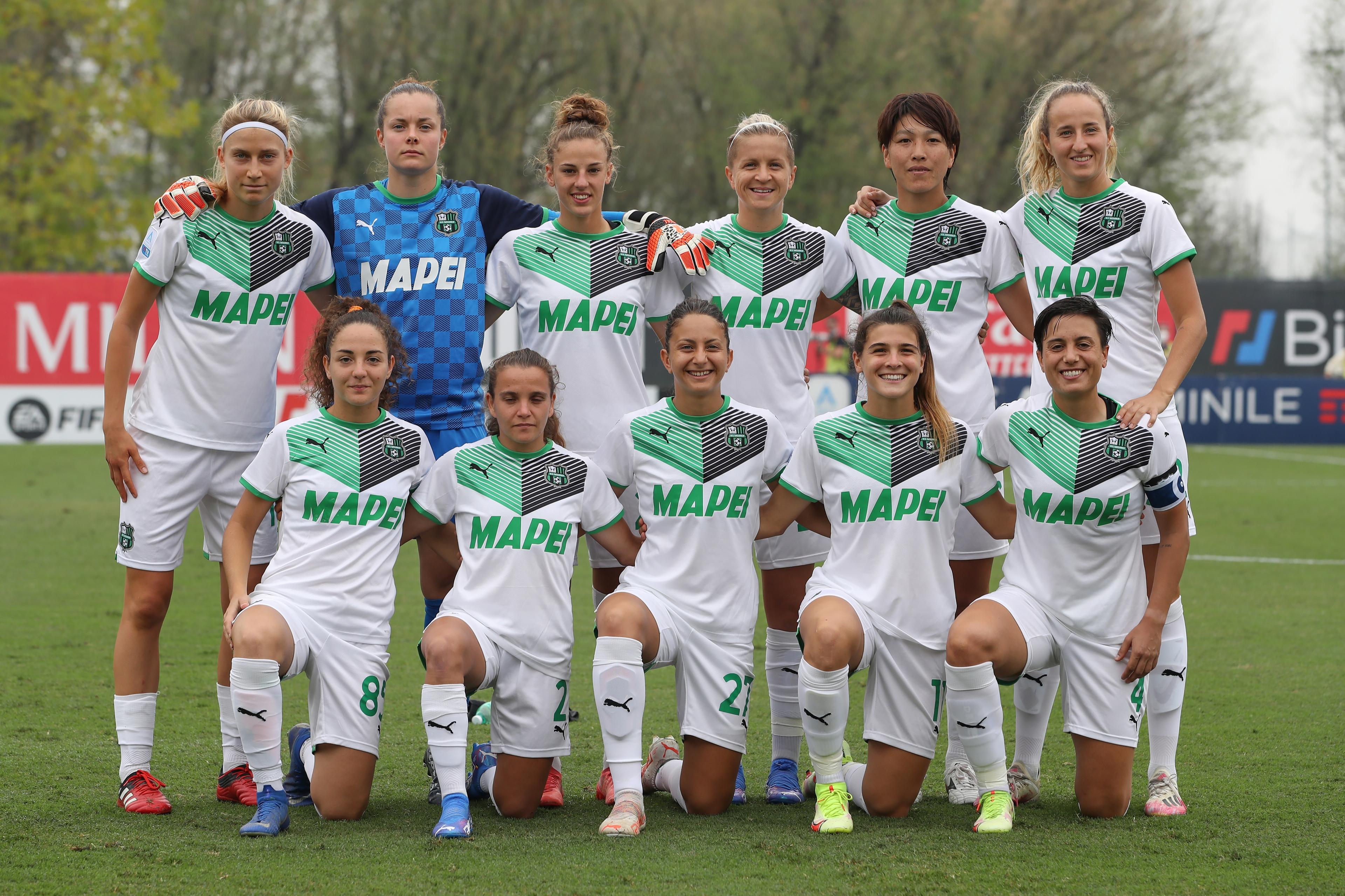 MILAN, ITALY - SEPTEMBER 25: The US Sassuolo starting eleven line up for a team photo prior to kick off in the Women's Serie A match between AC Milan and Sassuolo at Campo Sportivo Vismara on September 25, 2021 in Milan, Italy. (Photo by Jonathan Moscrop/Getty Images)
