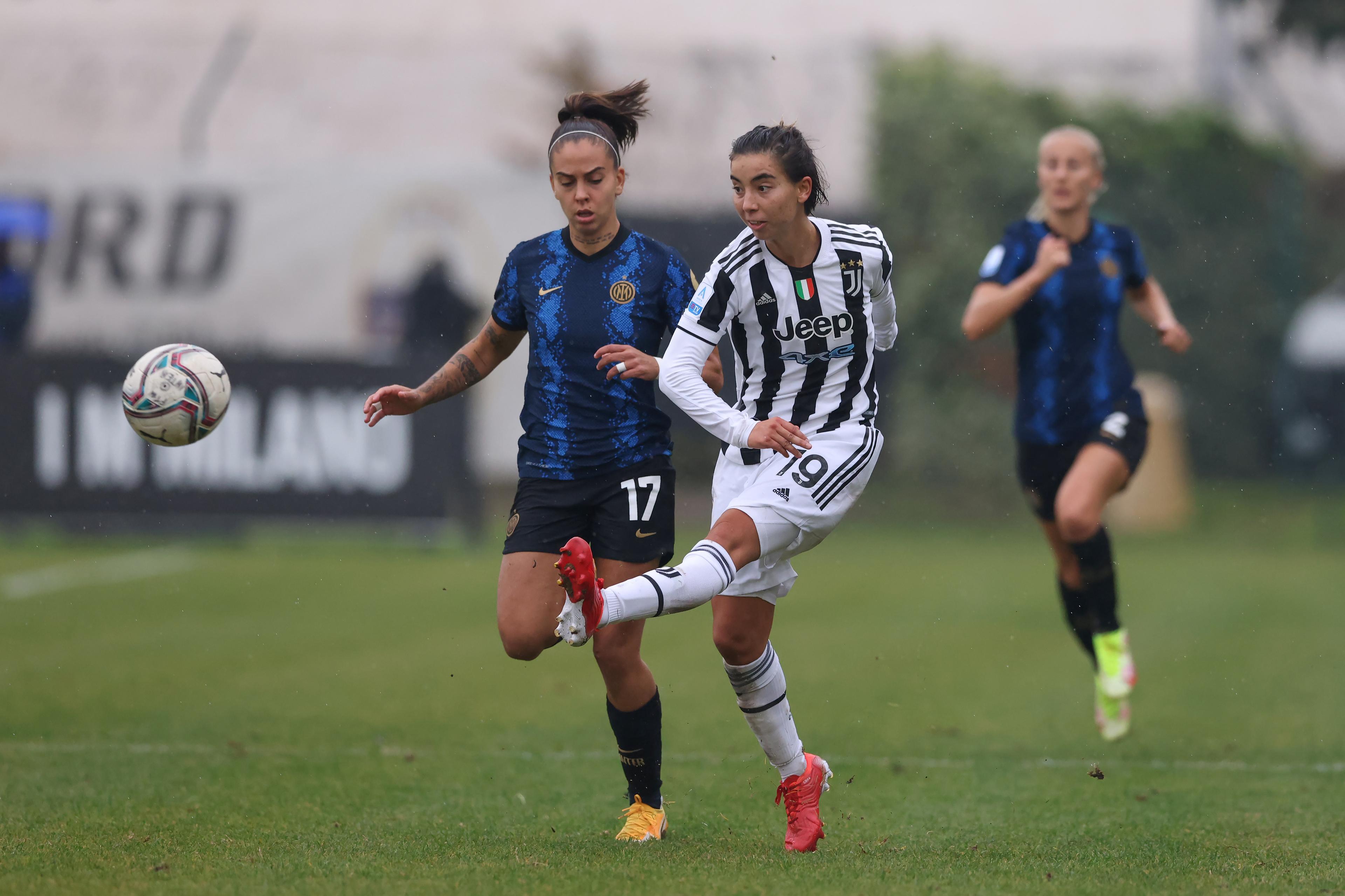 SESTO SAN GIOVANNI, ITALY - OCTOBER 30: Annahita Zamanian of Juventus plays the ball as Macarena Portales Nieto of Internazionale closes in during the Women's Serie A match between FC Internazionale and Juventus at Stadio Breda on October 30, 2021 in Sesto San Giovanni, Italy. (Photo by Jonathan Moscrop/Getty Images)