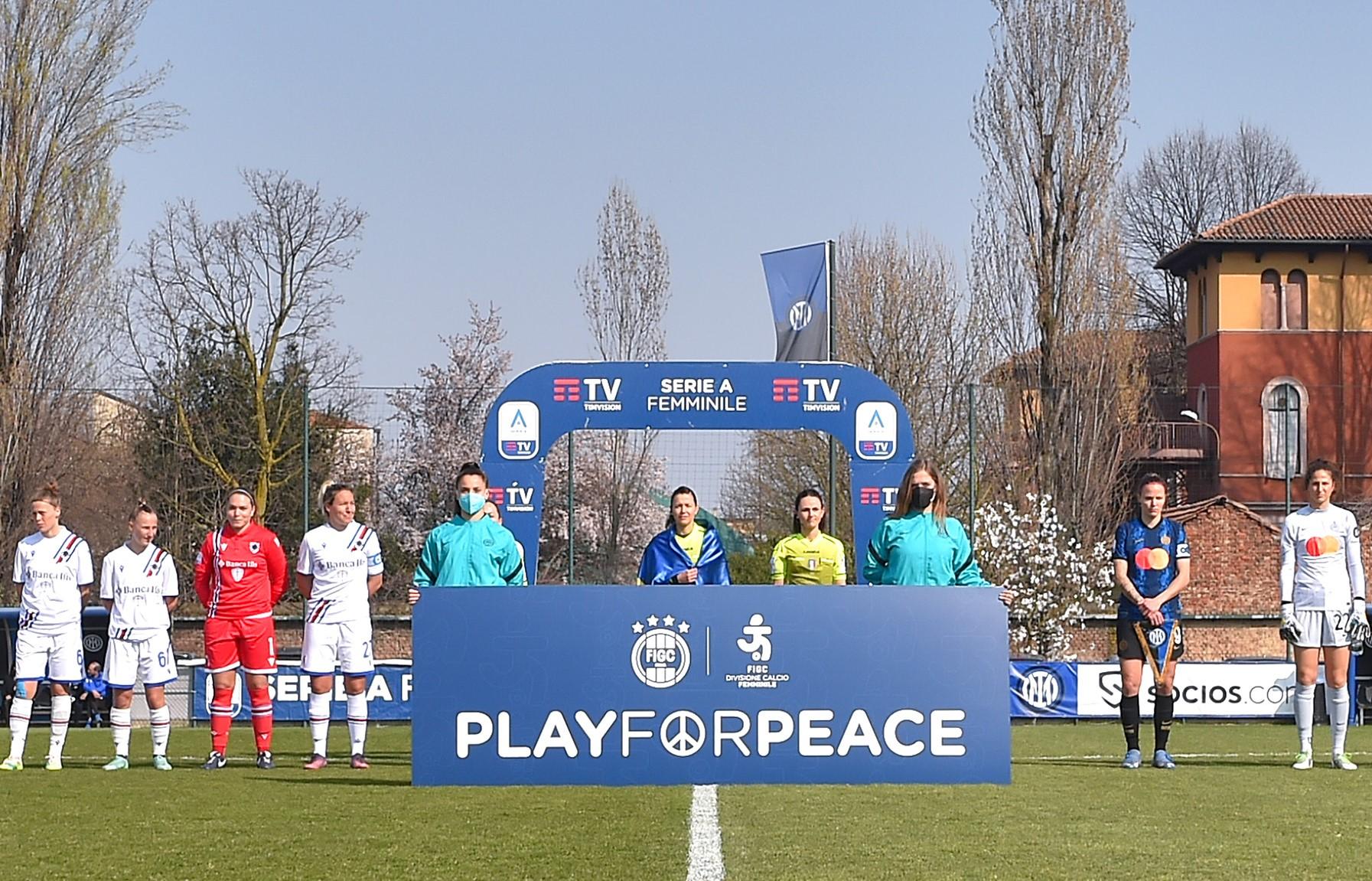 MILAN, ITALY - MARCH 20: Team of FC Internazionale and Team of Sampdoria Women look on with the banner Play For Peace before the Women Serie A match between FC Internazionale and Sampdoria at Suning Youth Development Centre in memory of Giacinto Facchetti on March 20, 2022 in Milan, Italy. (Photo by Mattia Pistoia - Inter/Inter via Getty Images)