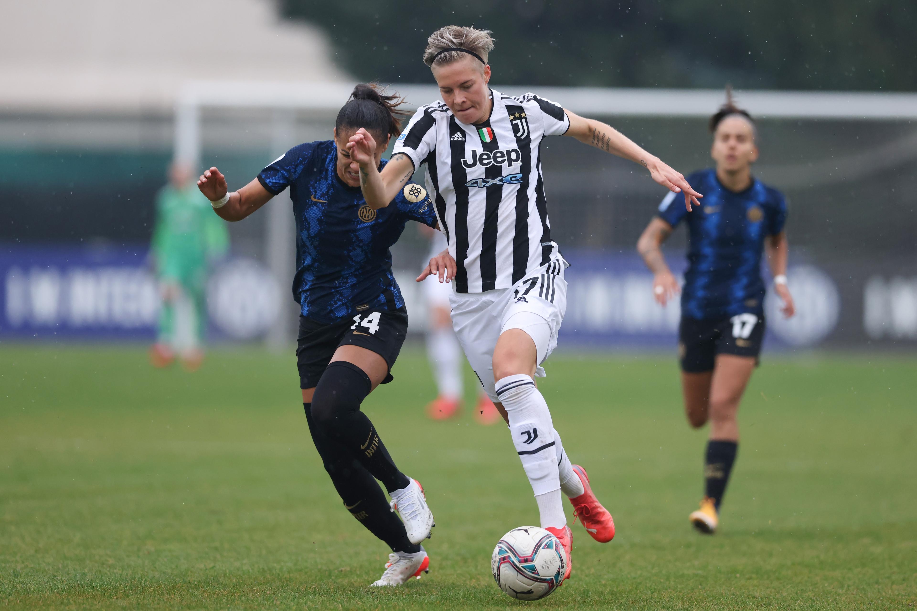 SESTO SAN GIOVANNI, ITALY - OCTOBER 30: Lina Hurtig of Juventus is pursued by Kathellen Souza Feitoza of Internazionale during the Women's Serie A match between FC Internazionale and Juventus at Stadio Breda on October 30, 2021 in Sesto San Giovanni, Italy. (Photo by Jonathan Moscrop/Getty Images)