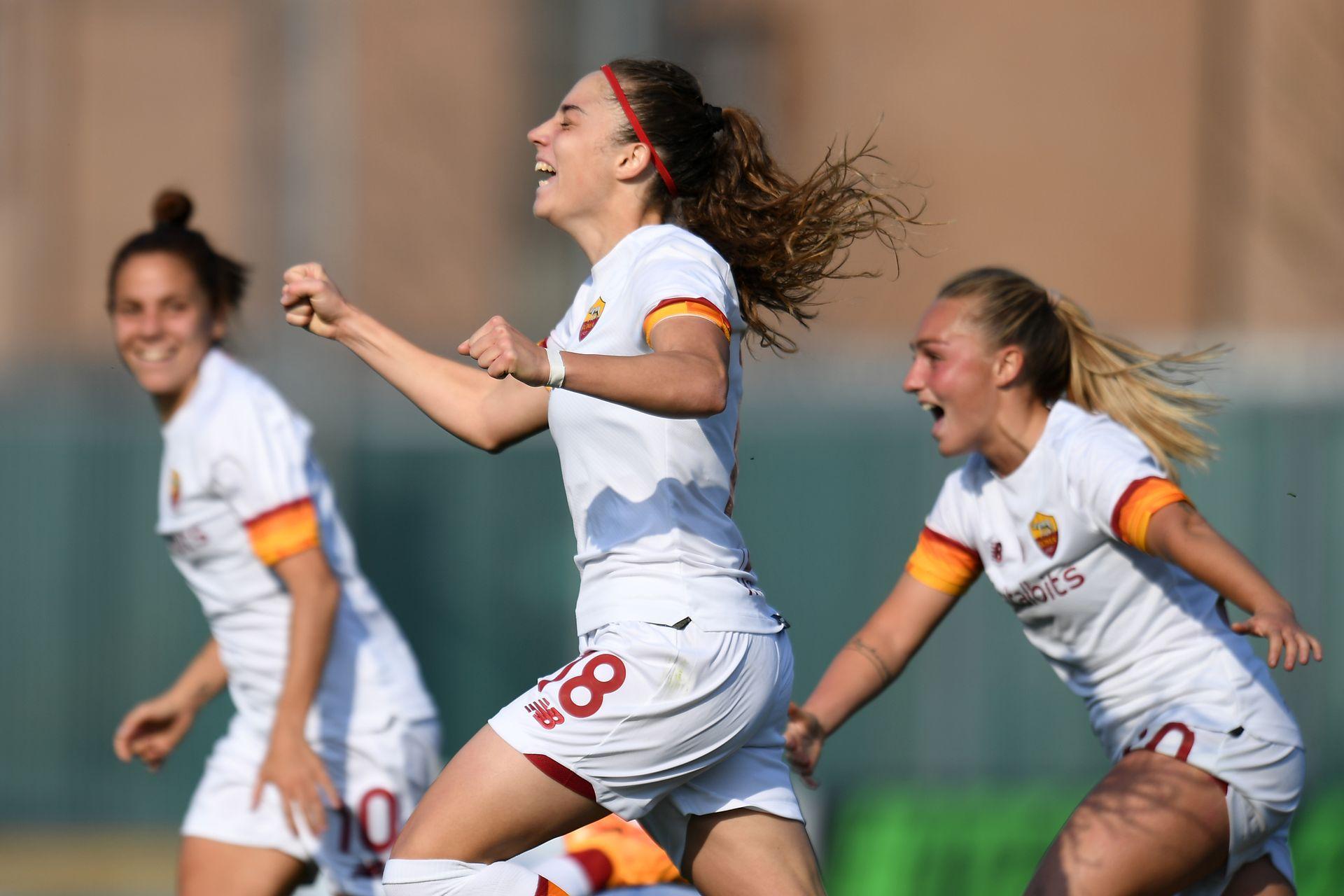 Tre punti d'oro per la Roma a Sassuolo. Prima vittoria per il Verona, pari tra Lazio ed Empoli