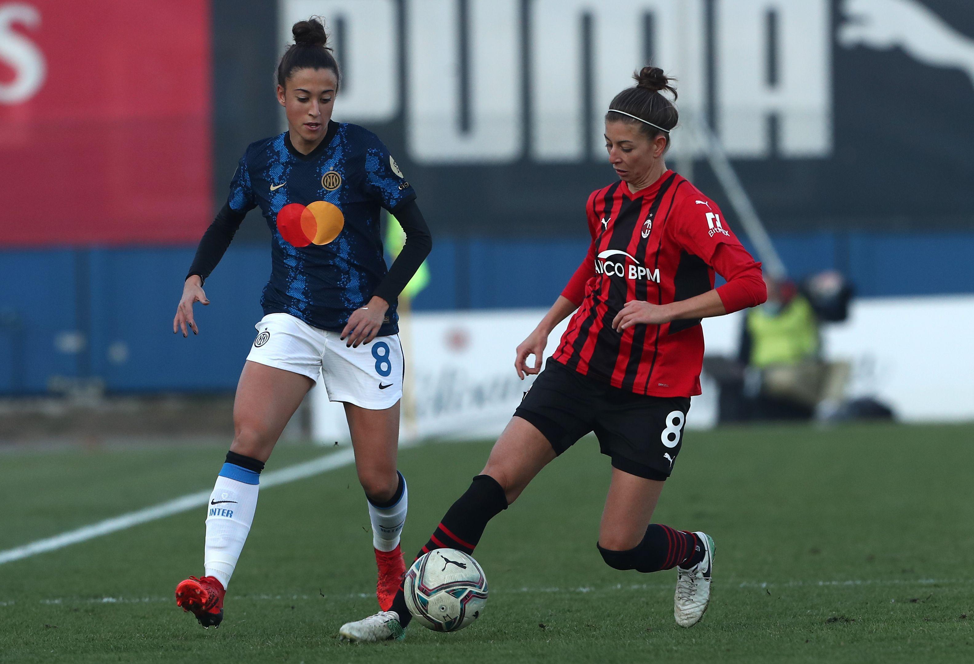 MILAN, ITALY - DECEMBER 05: Greta Adami (R) of AC Milan competes for the ball with Martina Brustia (L) of FC Internazionale during the Women Serie A match between AC Milan and FC Internazionale at Campo Sportivo Vismara on December 05, 2021 in Milan, Italy. (Photo by Marco Luzzani/Getty Images)