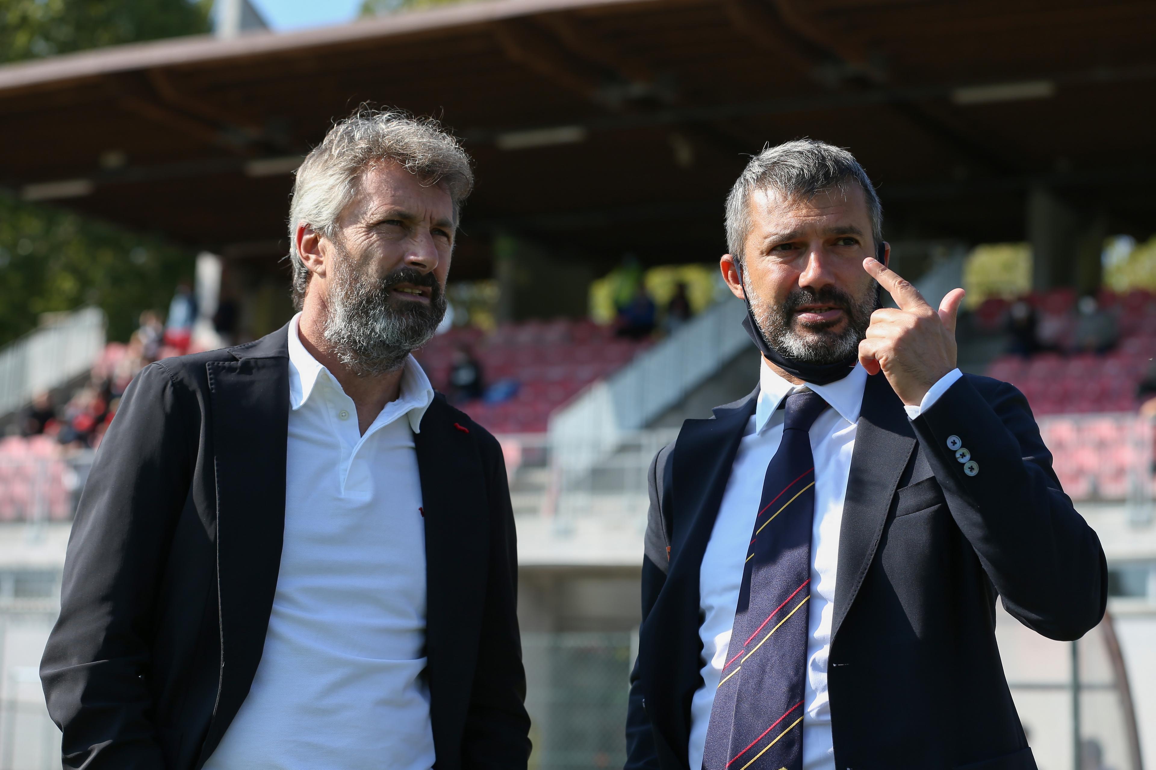 MILAN, ITALY - OCTOBER 10: Maurizio Ganz Head coach of AC Milan discusses wioth Alessandro Spugna Head coach of AS Roma prior to kick off in the Women Serie A match between AC Milan and AS Roma at Campo Sportivo Vismara on October 10, 2021 in Milan, Italy. (Photo by Jonathan Moscrop/Getty Images)