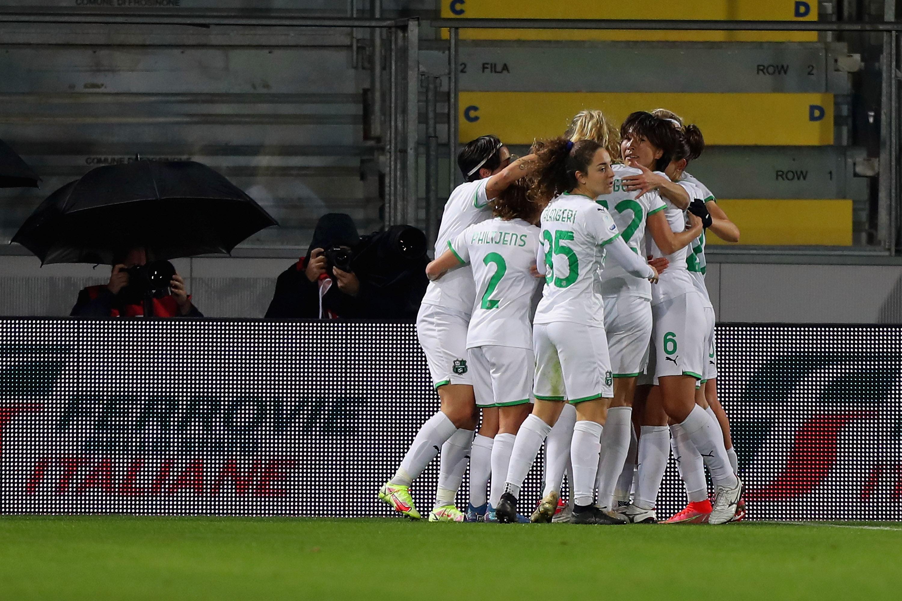 FROSINONE, ITALY - JANUARY 05: Lana Clelland with her teammates of Sassuolo celebrates after scoring the team's first goal during the Women Supercup Semifinal match between Juventus and US Sassuolo at Stadio Benito Stirpe on January 5, 2022 in Frosinone, Italy. (Photo by Paolo Bruno/Getty Images) *** Local Caption *** Lana Clelland