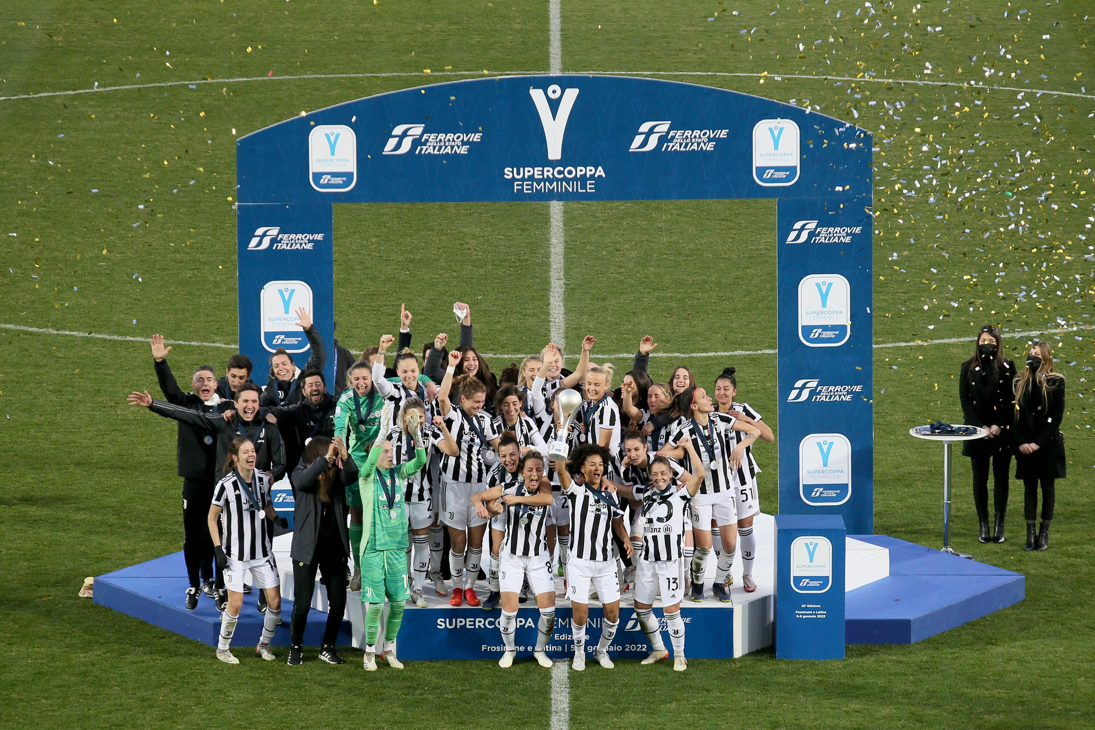 FROSINONE, ITALY - JANUARY 08: Players of Juventus celebrate the victory after the Women Supercup Final match between Juventus and AC Milan at Stadio Benito Stirpe on January 08, 2022 in Frosinone, Italy. (Photo by Giampiero Sposito/Getty Images)