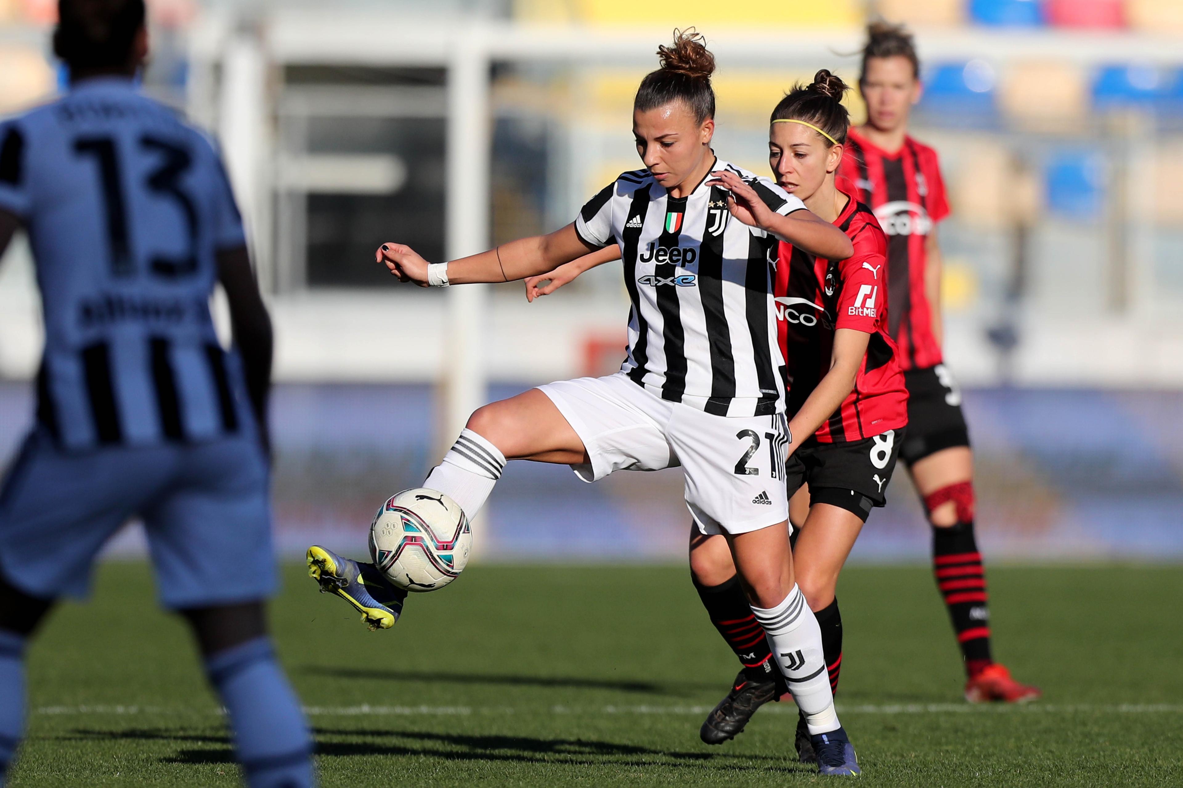 FROSINONE, ITALY - JANUARY 08: Arianna Caruso of Juventus compete for the ball with Greta Adami of AC Milan during the Women Supercup Final match between Juventus and AC Milan at Stadio Benito Stirpe on January 08, 2022 in Frosinone, Italy. (Photo by Paolo Bruno/Getty Images)