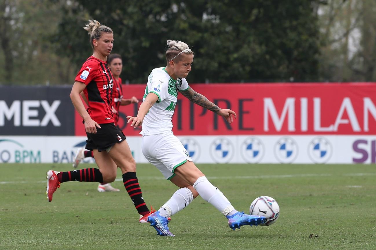 MILAN, ITALY - SEPTEMBER 25: Lana Clelland of US Sassuolo shoots goalwards as Laura Agard of AC Milan looks on during the Women\\'s Serie A match between AC Milan and Sassuolo at Campo Sportivo Vismara on September 25, 2021 in Milan, Italy. (Photo by Jonathan Moscrop/Getty Images)