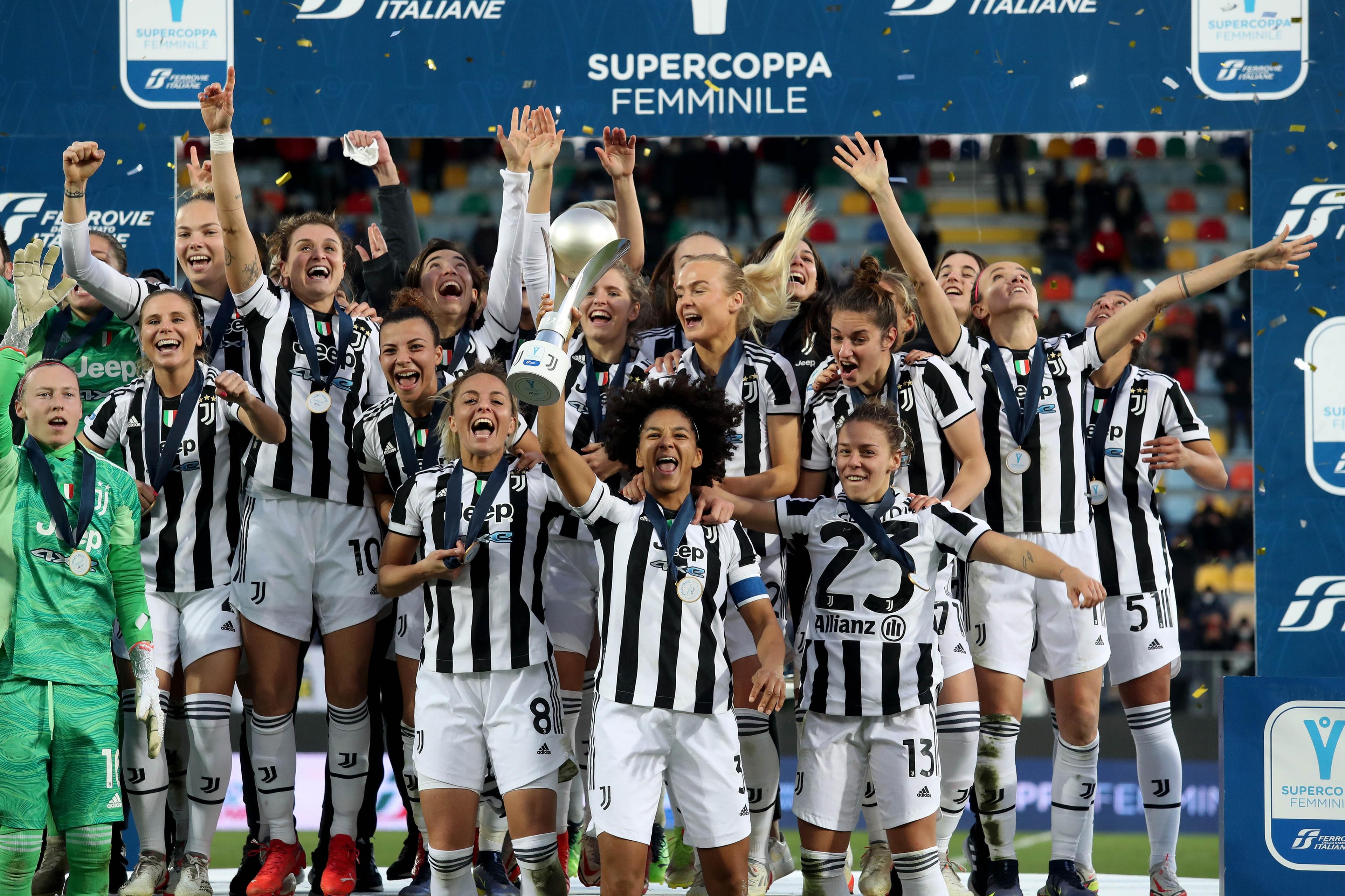 FROSINONE, ITALY - JANUARY 08: Players of Juventus celebrate the victory after during the Women Supercup Final match between Juventus and AC Milan at Stadio Benito Stirpe on January 08, 2022 in Frosinone, Italy. (Photo by Paolo Bruno/Getty Images)