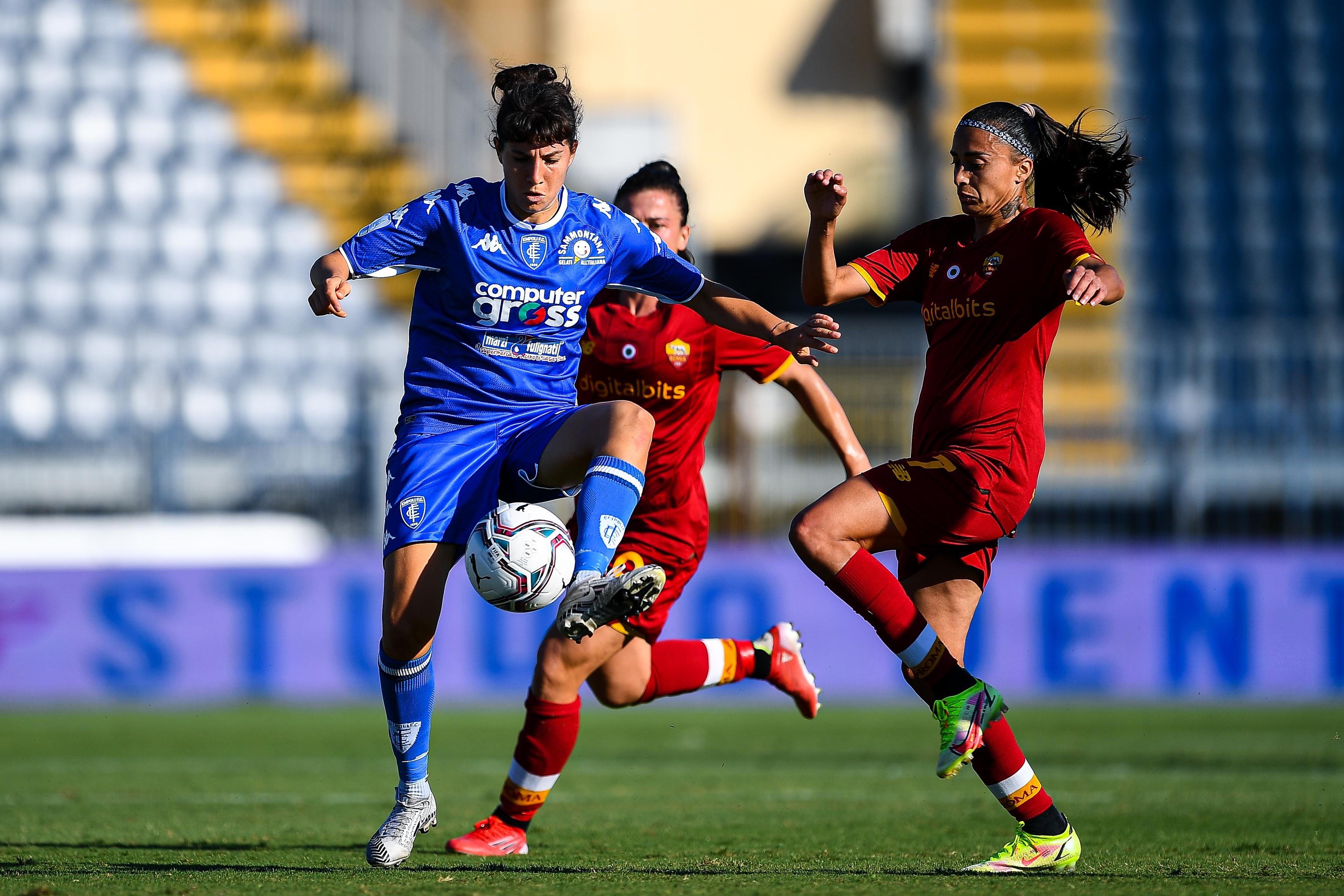 EMPOLI, ITALY - AUGUST 28: Norma Cinotti of Empoli (L) and Andressa Alves of Roma vie for the ball during the Women Serie A match between Empoli FC and AS Roma at Stadio Carlo Castellani on August 28, 2021 in Empoli, Italy. (Photo by Getty Images)