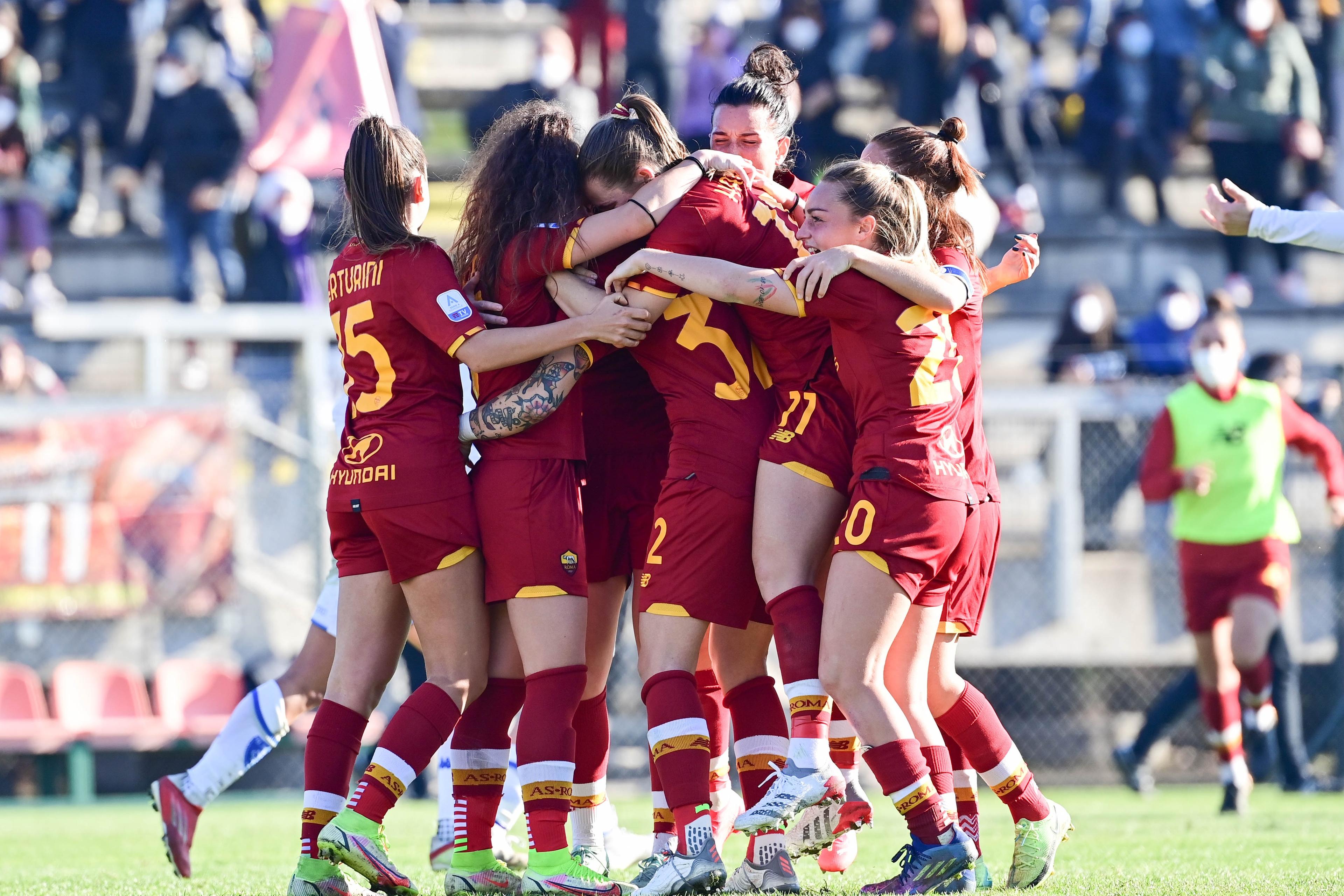 ROME, ITALY - JANUARY 15: AS Roma players celebrate during the  Women Serie A  match between AS Roma and Empoli at Stadio Tre Fontane on January 15, 2022 in Rome, Italy. (Photo by Luciano Rossi/AS Roma via Getty Images)