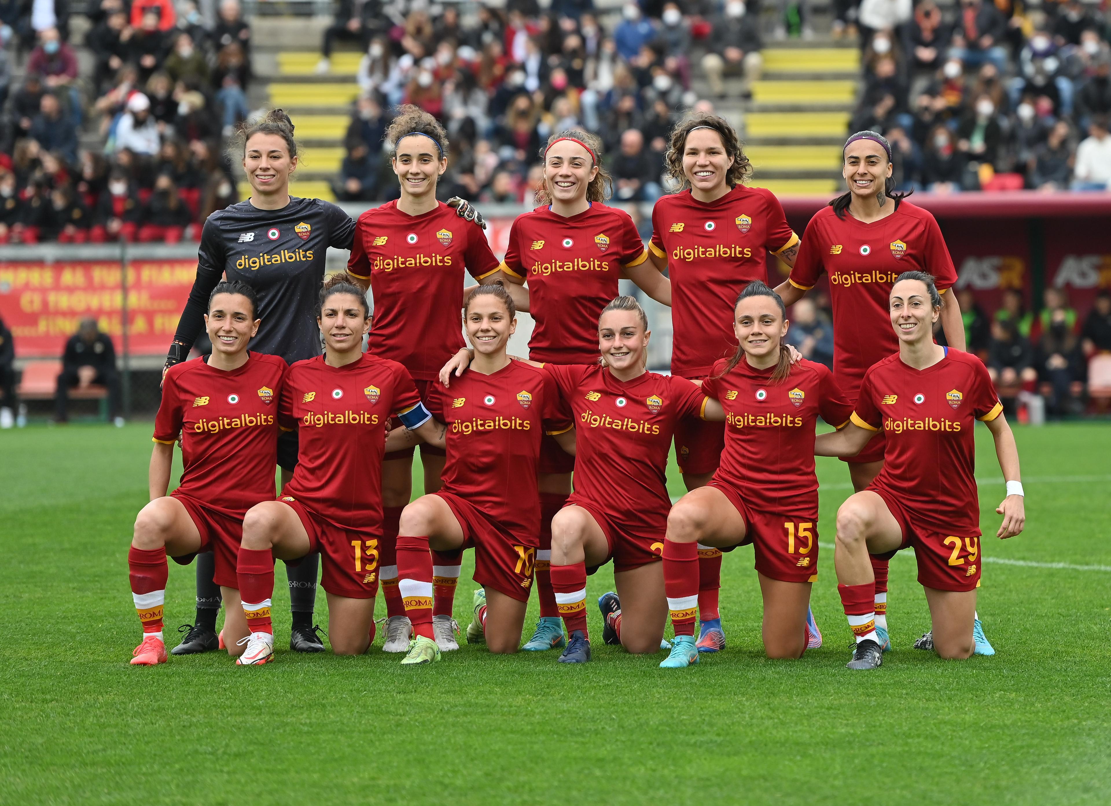 ROME, ITALY - MARCH 19: AS Roma teams line up prior to the Women Serie A match between AS Roma v AC Milan at Stadio Tre Fontane on March 19, 2022 in Rome, Italy. (Photo by Getty Images/Getty Images)