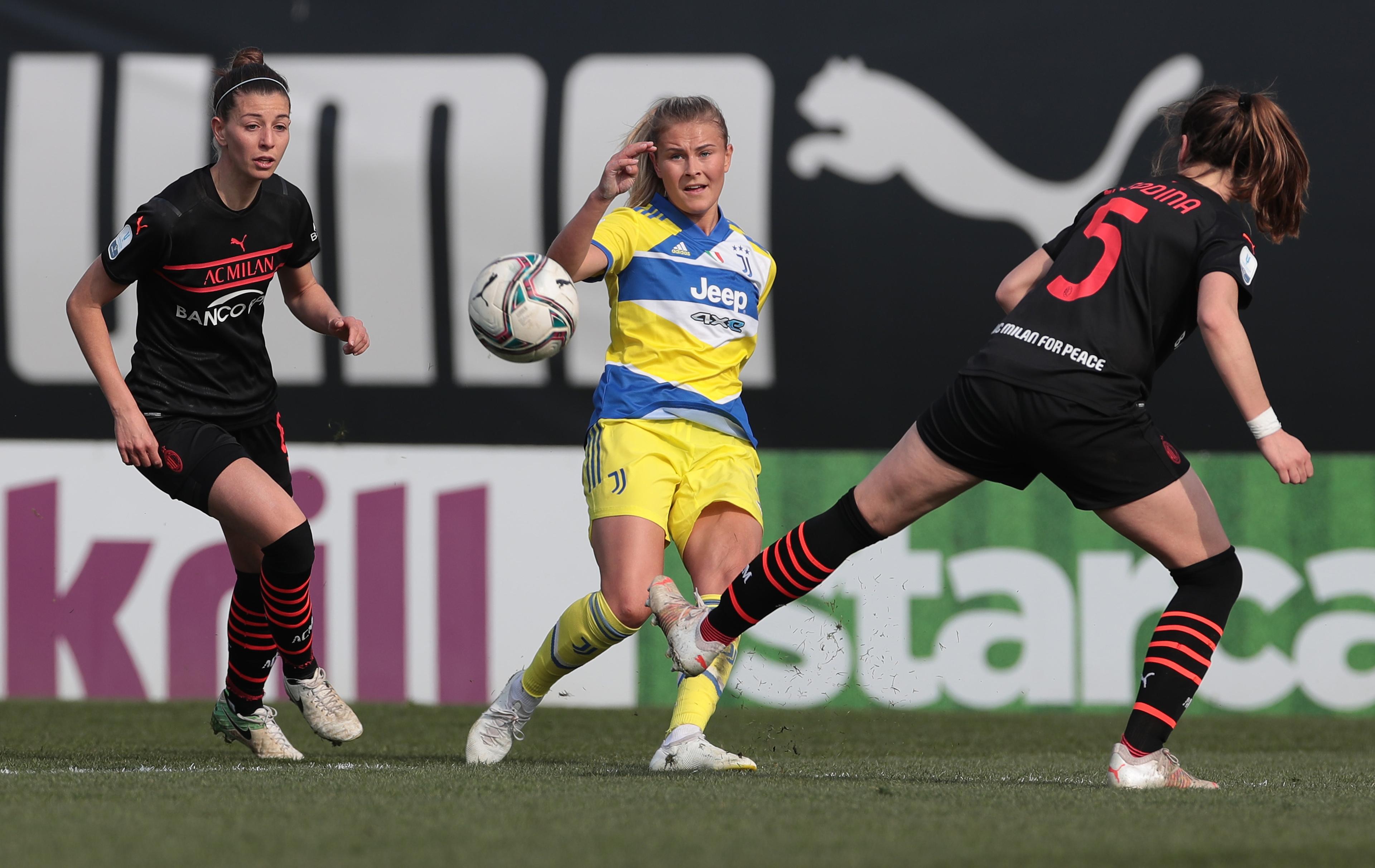 MILAN, ITALY - MARCH 12: Amanda Nilden of Juventus competes for the ball with Laia Codina Panedas of AC Milan during the Women Coppa Italia Semi Final 1st Leg match between AC Milan and Juventus at Campo Sportivo Vismara on March 12, 2022 in Milan, Italy. (Photo by Emilio Andreoli/Getty Images)