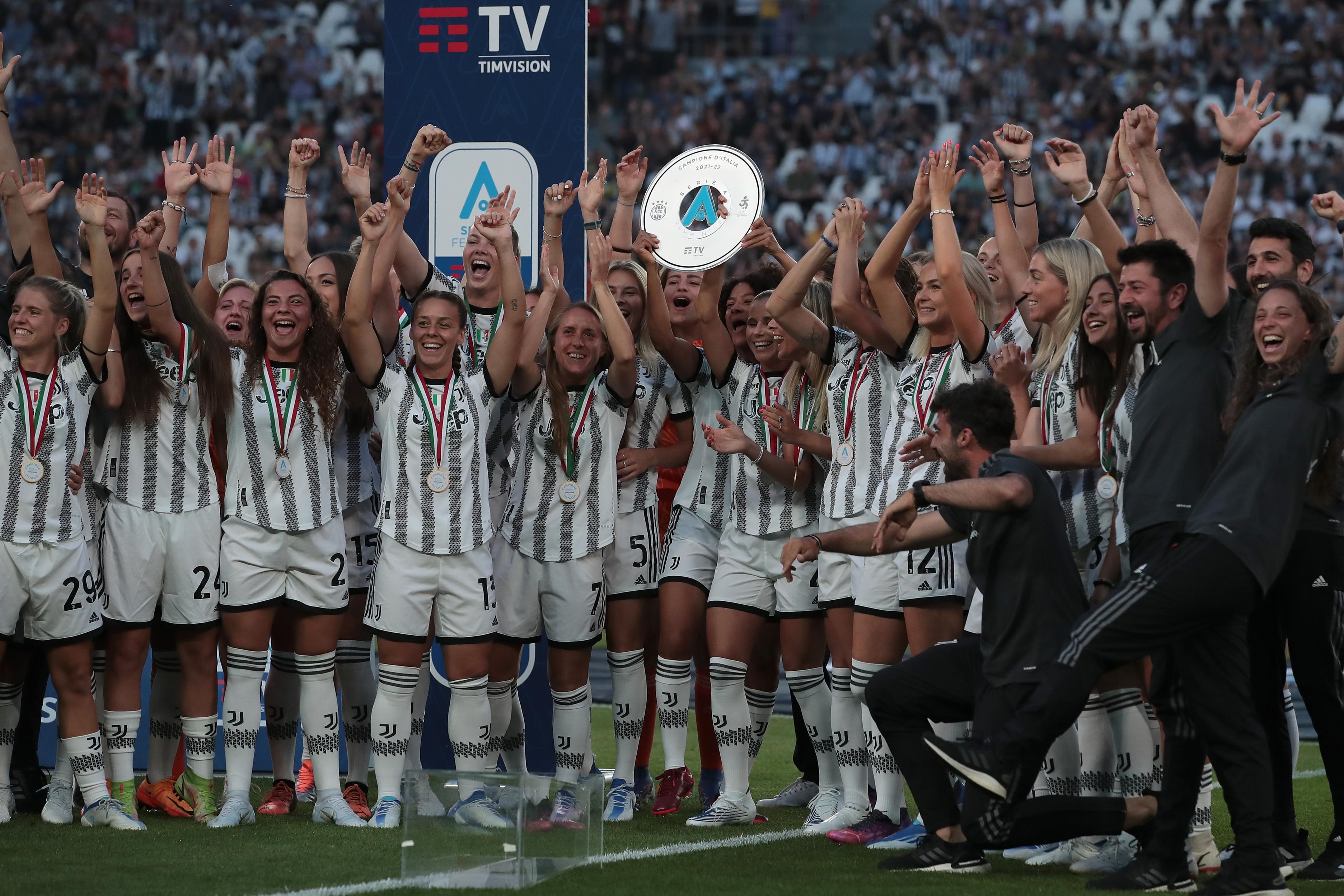 Juventus premiata allo ‘Stadium’ per la vittoria del campionato. Gravina: \"Un traguardo storico\"