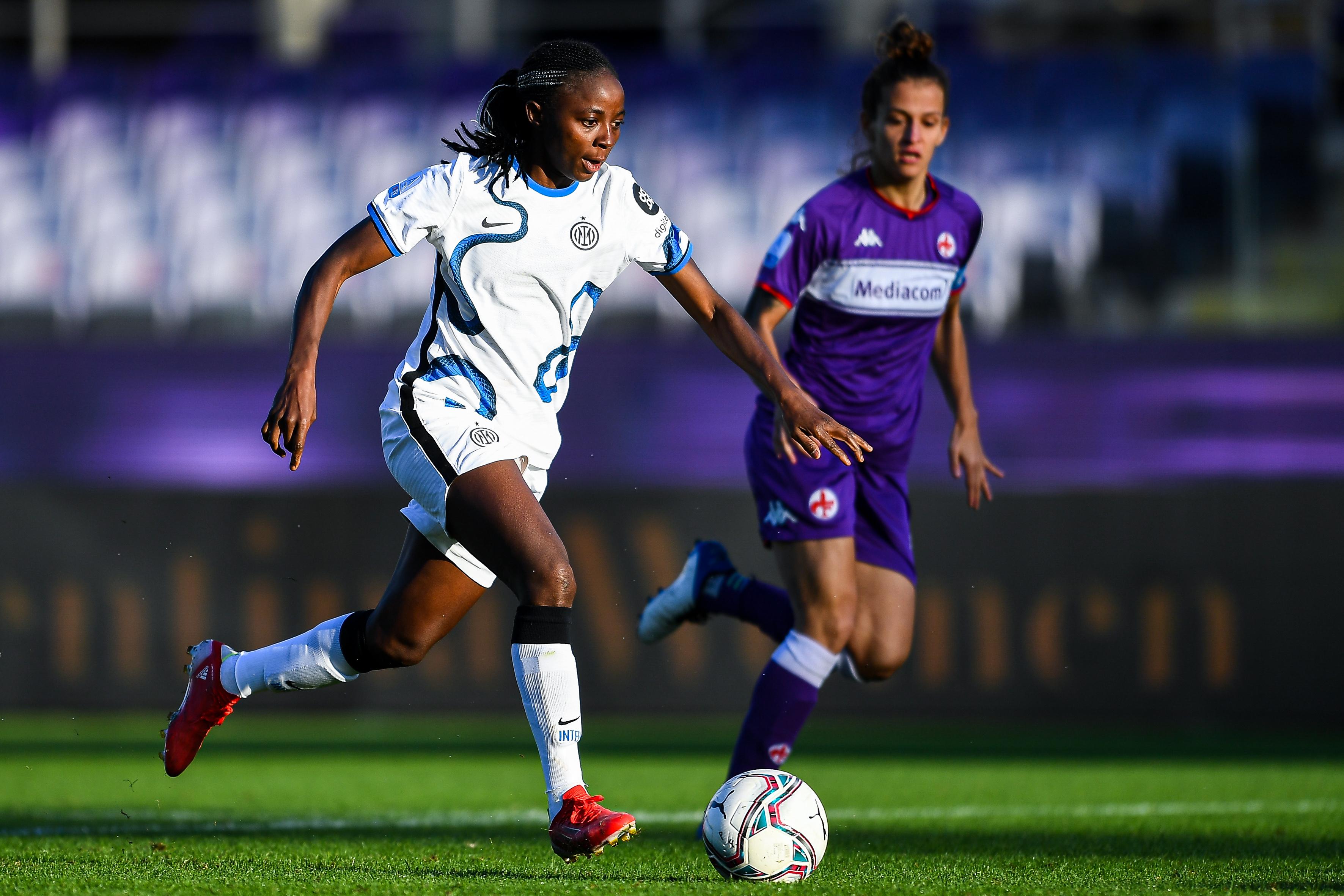 FLORENCE, ITALY - NOVEMBER 6: Ajara Nchout Njoya of Inter (L) and Alice Tortelli of Fiorentina vie for the ball during the Women Serie A match between ACF Fiorentina and FC Internazionale at Stadio Artemio Franchi on November 6, 2021 in Florence, Italy. (Photo by Getty Images)