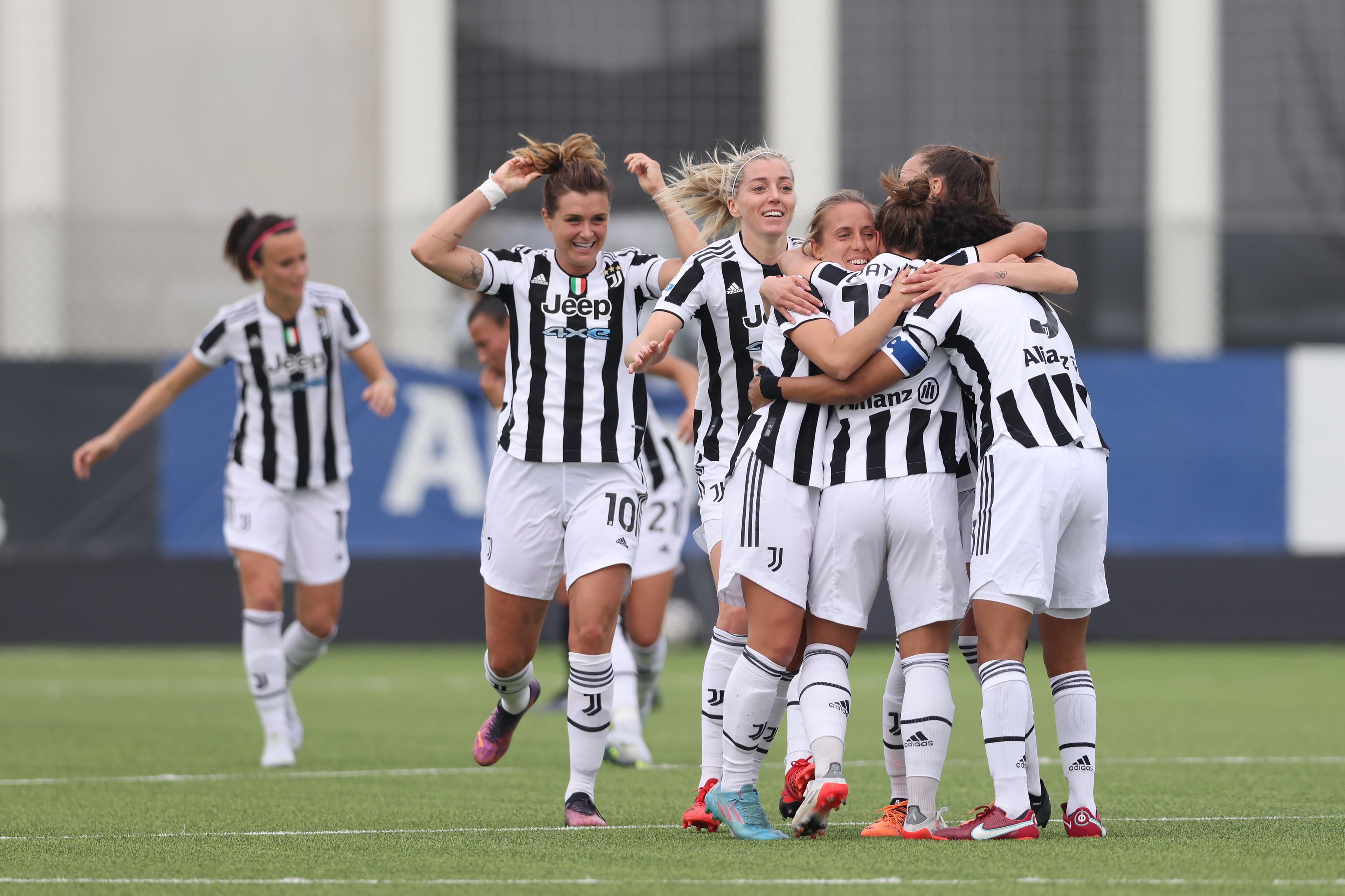 VINOVO, ITALY - MARCH 27: Lisa Boattin of Juventus celebrates with team mates after scoring to give the side a 1-0 lead during the Women's Serie A match between Juventus FC and FC Internazionale at Juventus Center Vinovo on March 27, 2022 in Vinovo, Italy. (Photo by Jonathan Moscrop/Getty Images)