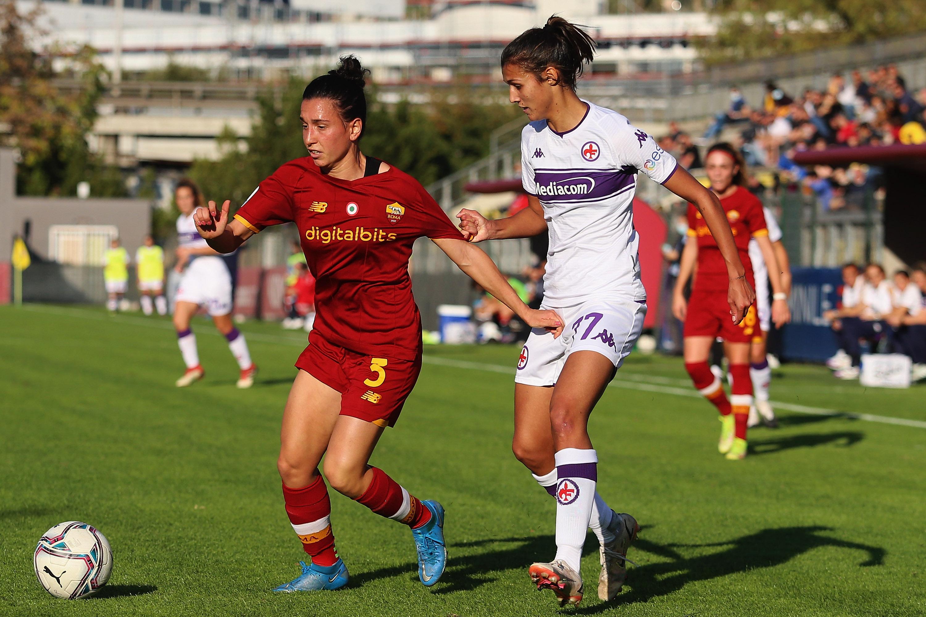 ROME, ITALY - NOVEMBER 13: Lucia Di Guglielmo of AS Roma competes for the ball with Federica Cafferata of ACF Fiorentina during the Women Serie A match between AS Roma and ACF Fiorentina at Stadio Tre Fontane on November 13, 2021 in Rome, Italy. (Photo by Paolo Bruno/Getty Images) *** Local Caption *** Lucia Di Guglielmo; Federica Cafferata