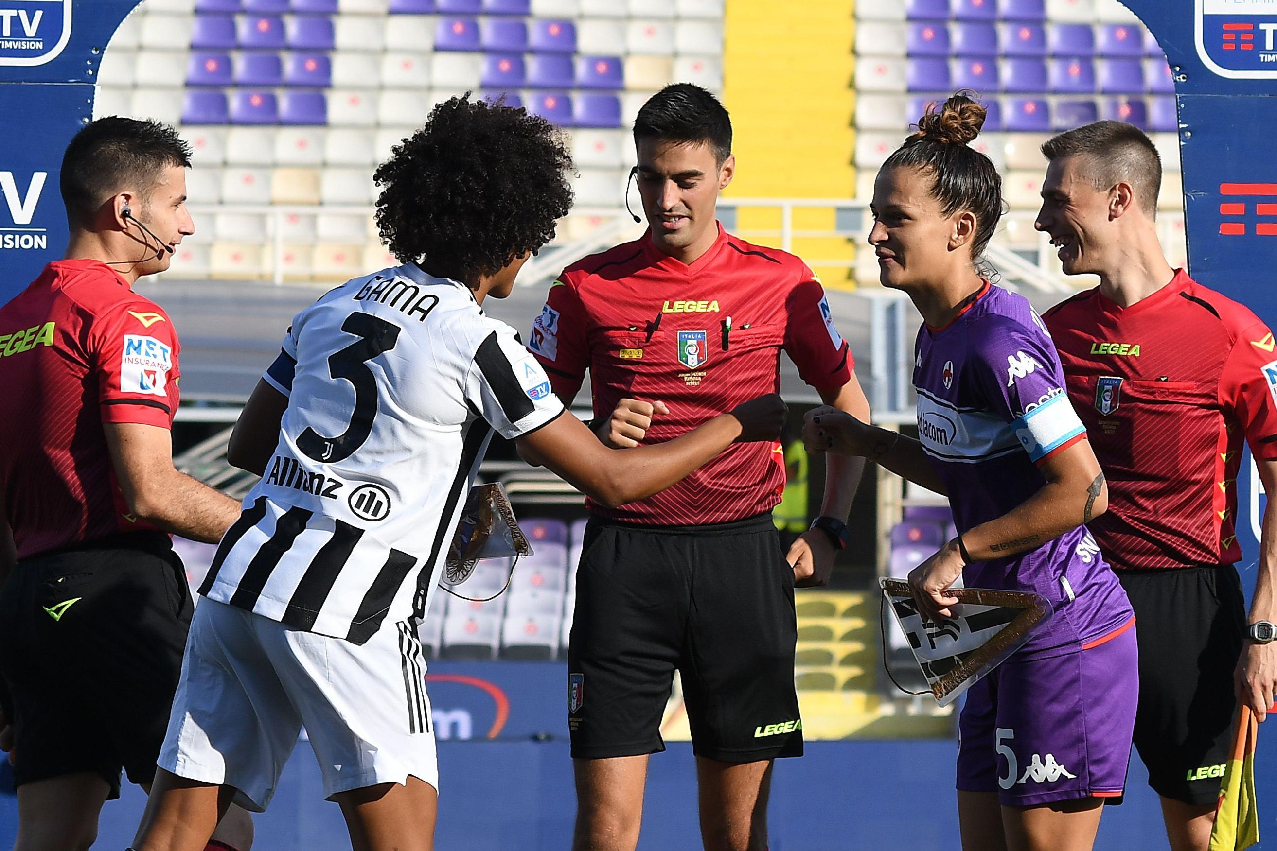 FLORENCE, ITALY - SEPTEMBER 05: Sara Gama of Juventus women  shankes hands with  Alice Tortelli of ACF Fiorentina women during the Women Serie A match between ACF Fiorentina and Juventus at Artemio Franchi on September 05, 2021 in Florence, Italy. (Photo by Alessandro Sabattini/Getty Images)
