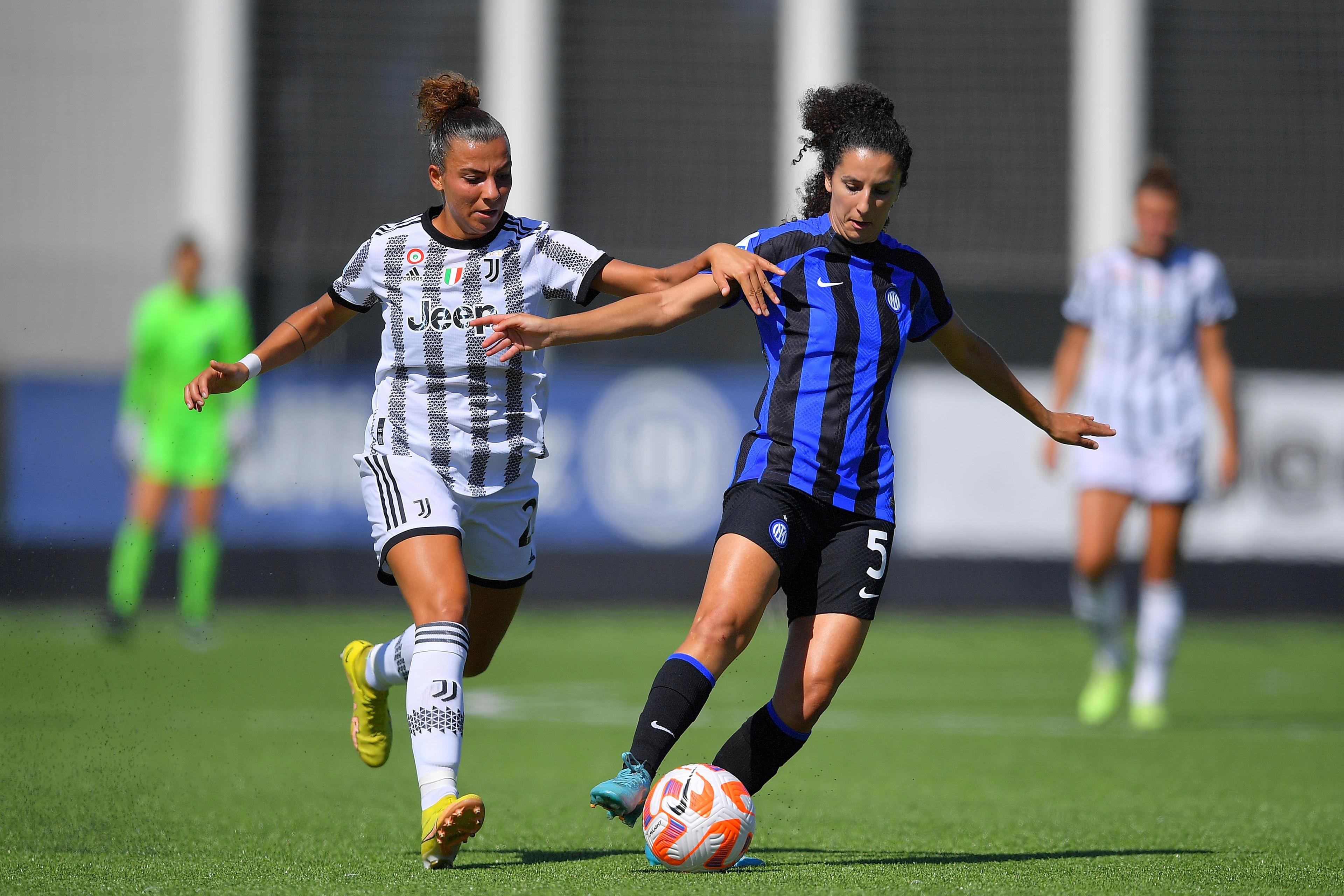 VINOVO, ITALY - SEPTEMBER 11: (R-L) Ghoutia Karchouni of FC Internazionale Women competes for the ball with Arianna Caruso of Juventus Women during the match between Juventus Women and FC Internazionale Women at Juventus Center Vinovo on September 11, 2022 in Vinovo, Italy. (Photo by Mattia Pistoia - Inter/Inter via Getty Images)