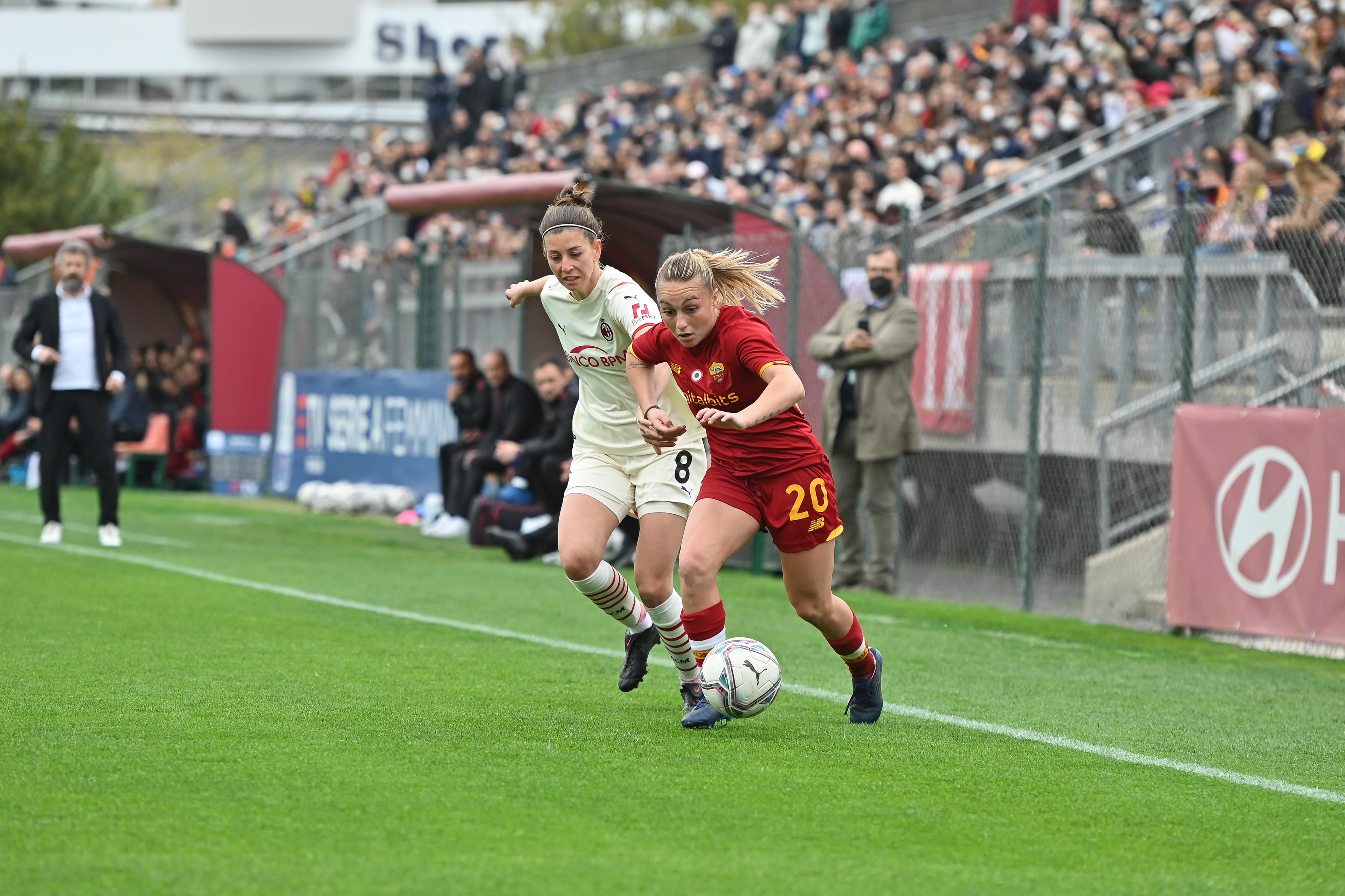 ROME, ITALY - MARCH 19: Giada Greggi of AS Roma fights for the ball with Greta Adami of AC Milan during the Women Serie A match between AS Roma v AC Milan at Stadio Tre Fontane on March 19, 2022 in Rome, Italy. (Photo by Getty Images/Getty Images)