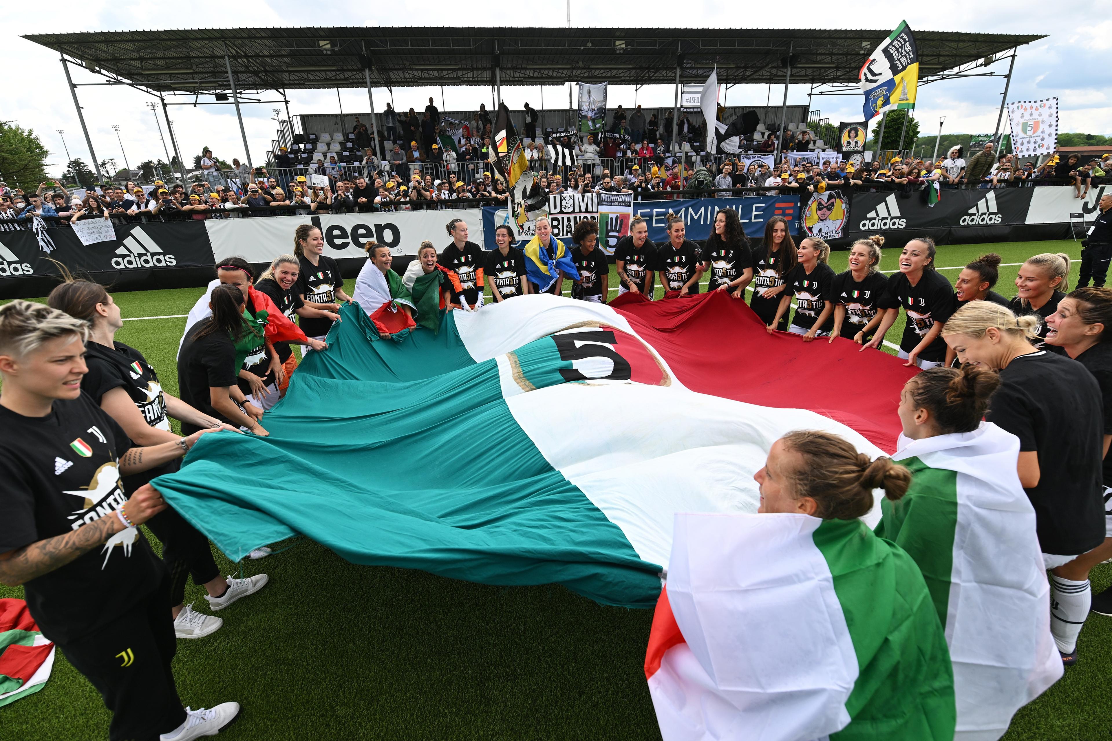 VINOVO, ITALY - MAY 07: Juventus players celebrate after their sides victory and finishing the season as Women's Serie A champions during the Women's Serie A match between Juventus and US Sassuolo at Juventus Center Vinovo on May 07, 2022 in Vinovo, Italy. (Photo by Chris Ricco/Getty Images)