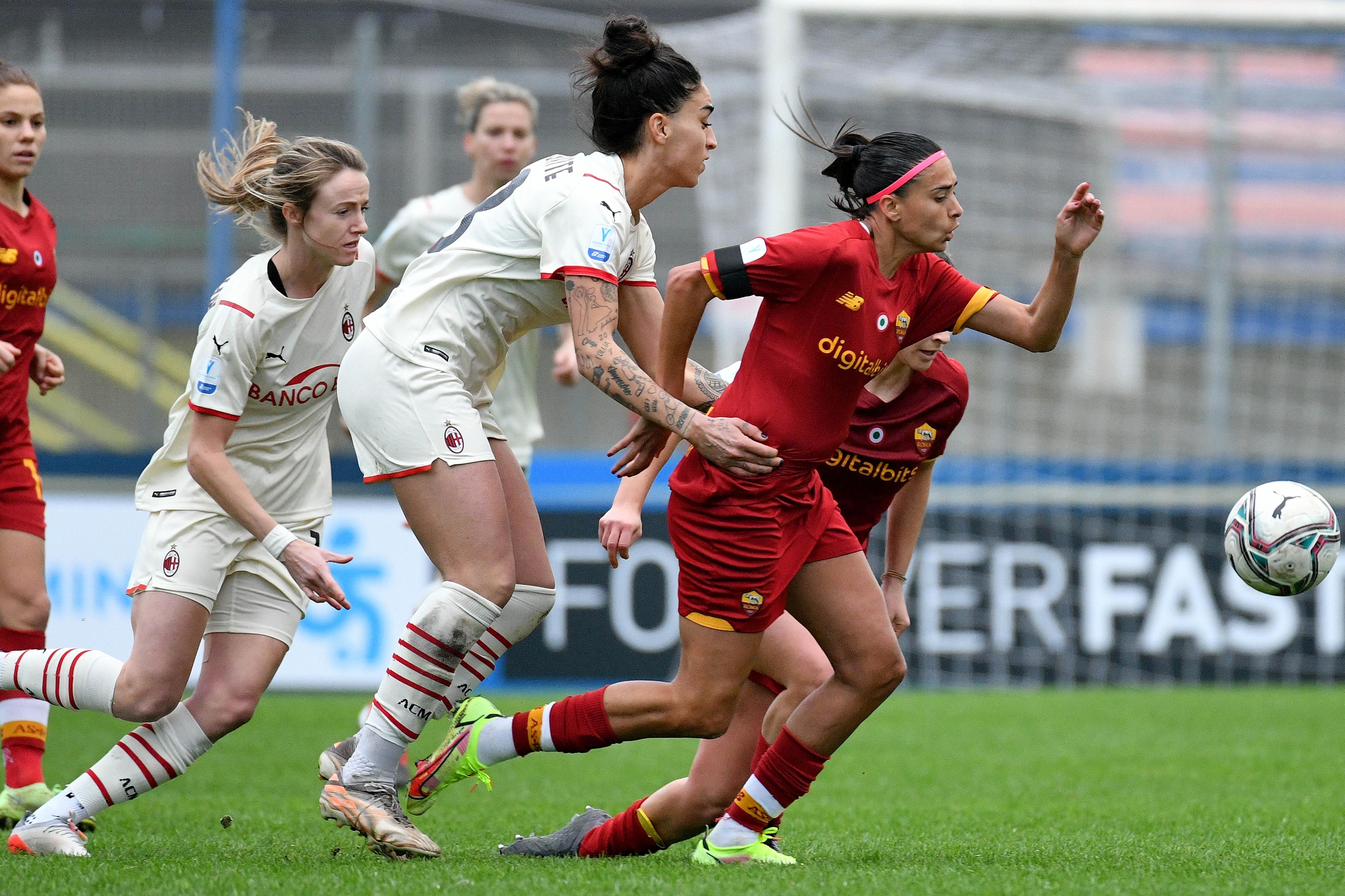 LATINA, ITALY - JANUARY 05: Benedetta Glionna of AS Roma compete for the ball with Martina Piemonte of AC Milan during the woman Supercip semifinal match between AC Milan v AS Roma at Stadio Domenico Francioni on January 05, 2022 in Latina, Italy. (Photo by Marco Rosi/Getty Images)