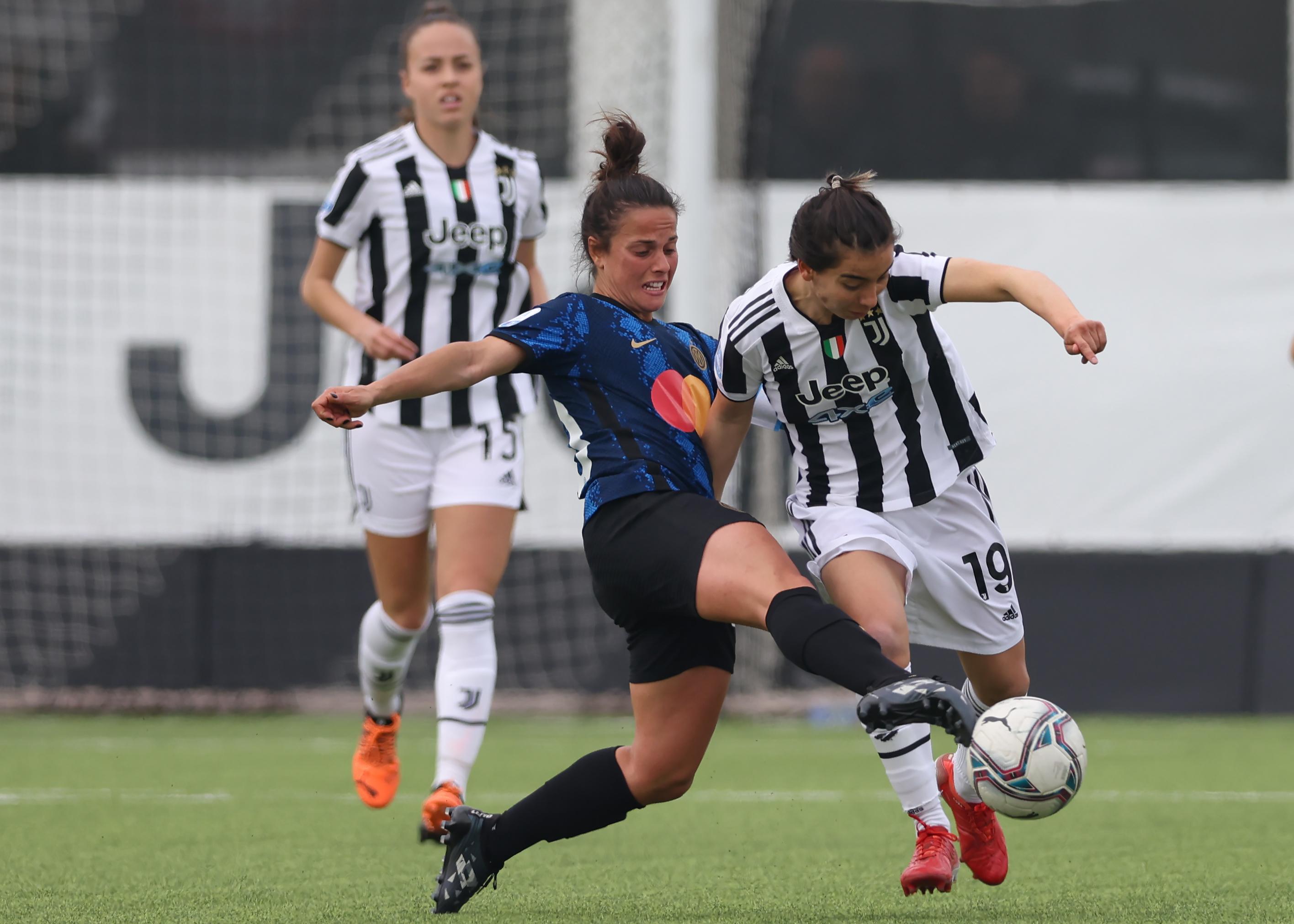 VINOVO, ITALY - MARCH 27: Flaminia Simonetti of Internazionale challenges Annahita Zamanian of Juventus during the Women's Serie A match between Juventus FC and FC Internazionale at Juventus Center Vinovo on March 27, 2022 in Vinovo, Italy. (Photo by Jonathan Moscrop/Getty Images)