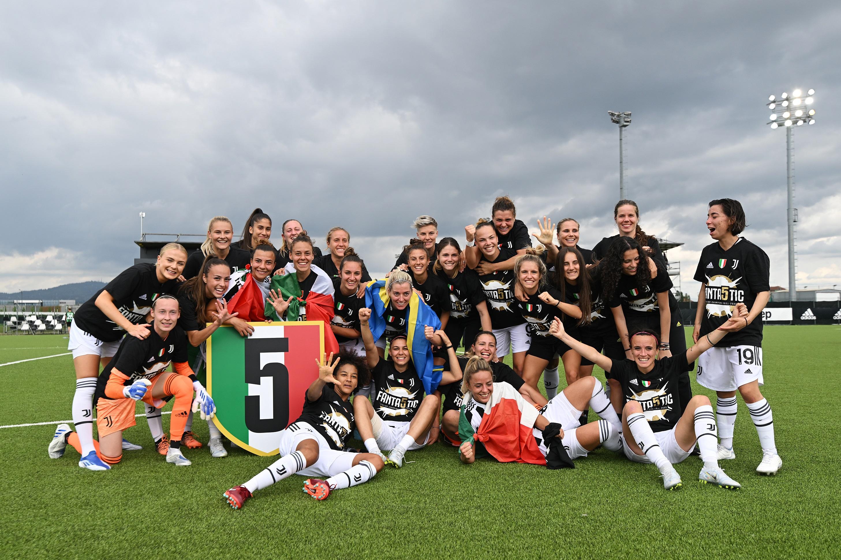 VINOVO, ITALY - MAY 07: Juventus players celebrate after their sides victory and finishing the season as Serie A champions during the Women\\'s Serie A match between Juventus and US Sassuolo at Juventus Center Vinovo on May 07, 2022 in Vinovo, Italy. (Photo by Chris Ricco/Getty Images)