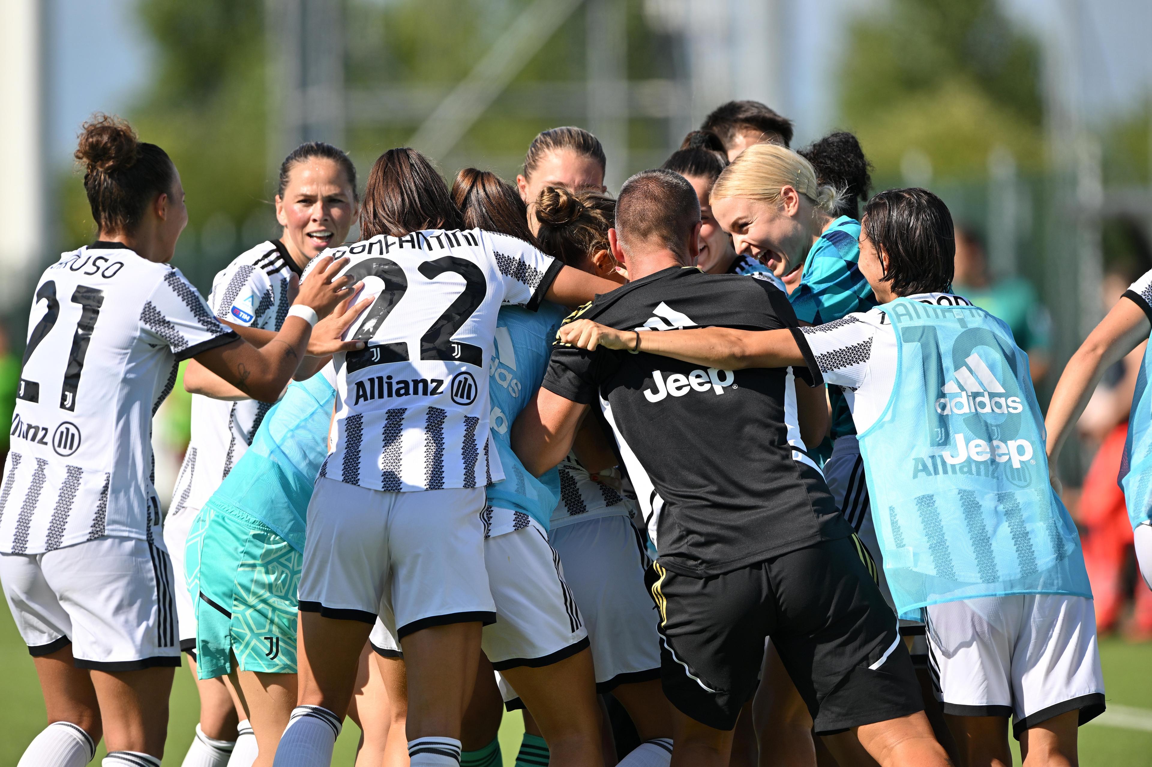 VINOVO, ITALY - SEPTEMBER 16: Valentina Cernoia of Juventus celebrates goal with teammates during the Women Serie A match between Juventus and AS Roma at Juventus Center Vinovo on September 16, 2022 in Vinovo, Italy. (Photo by Chris Ricco/Getty Images)