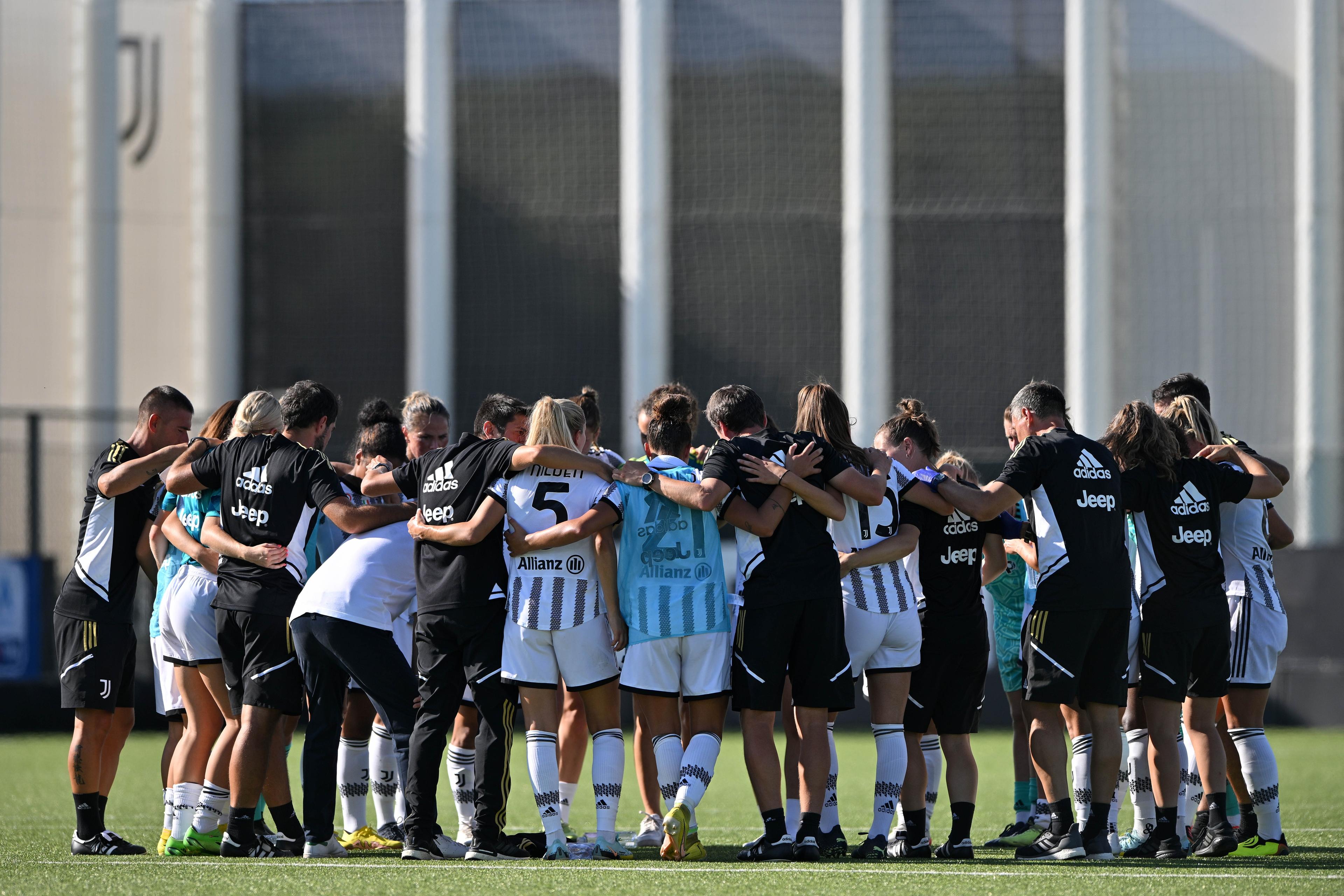 VINOVO, ITALY - SEPTEMBER 16: Juventus team huddle after the Women Serie A match between Juventus and AS Roma at Juventus Center Vinovo on September 16, 2022 in Vinovo, Italy. (Photo by Chris Ricco/Getty Images)