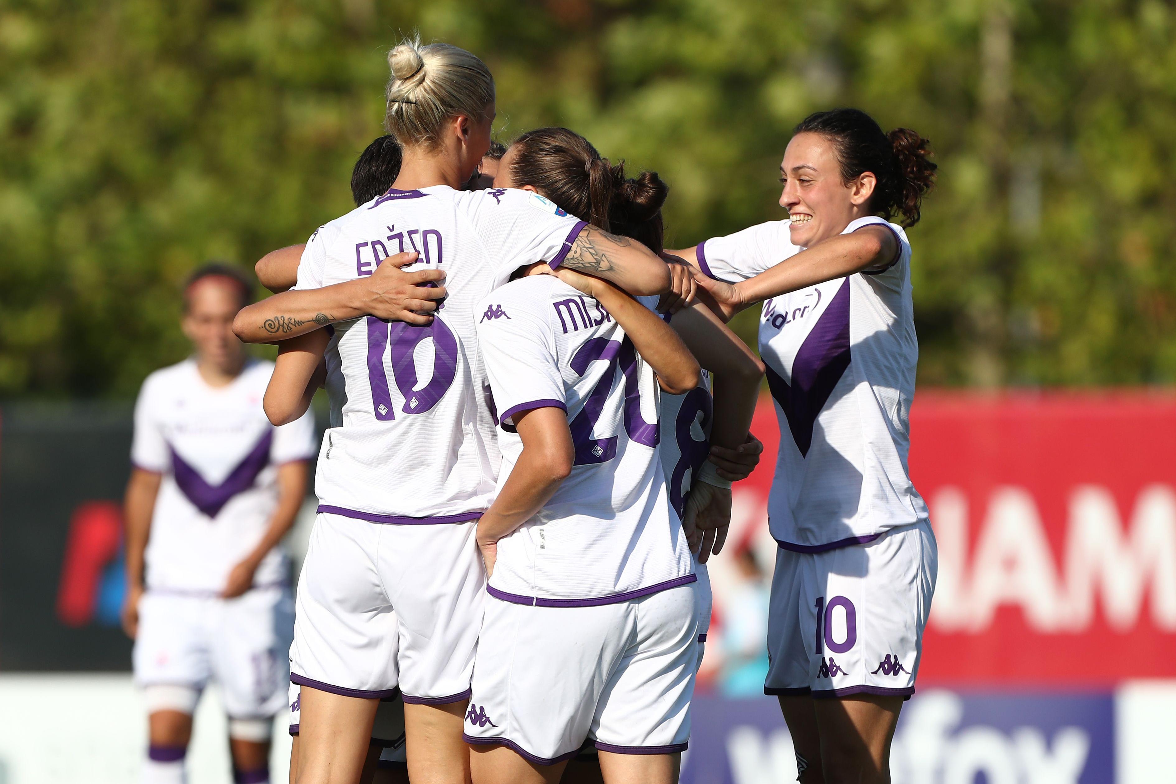 MILAN, ITALY - AUGUST 28: Milica Mijatovic of ACF Fiorentina celebrates with her team-mates after scoring the opening goal during the Women Serie A match between AC Milan and ACF Fiorentina at Centro Sportivo Vismara on August 28, 2022 in Milan, Italy. (Photo by Marco Luzzani/Getty Images)
