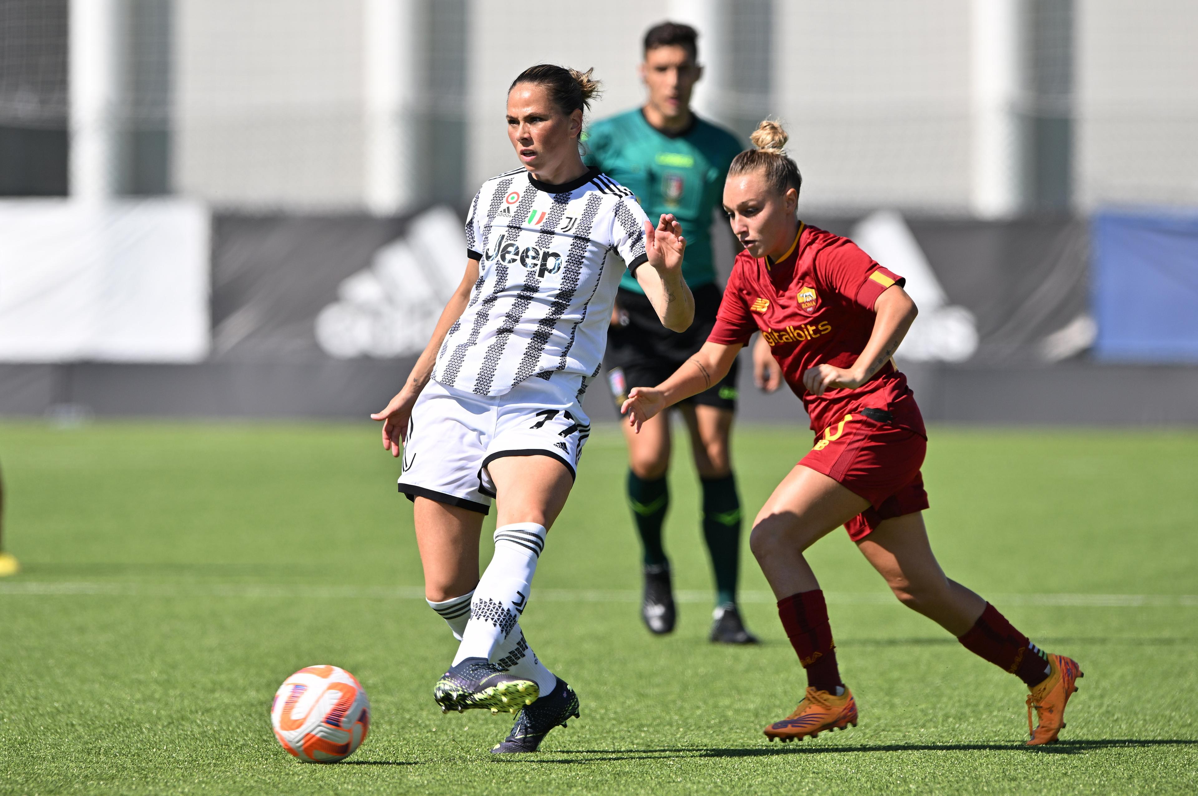 VINOVO, ITALY - SEPTEMBER 16: Sara Björk Gunnarsdóttir of Juventus evades challenge from Giada Greggi of AS Roma during the Women Serie A match between Juventus and AS Roma at Juventus Center Vinovo on September 16, 2022 in Vinovo, Italy. (Photo by Chris Ricco/Getty Images)