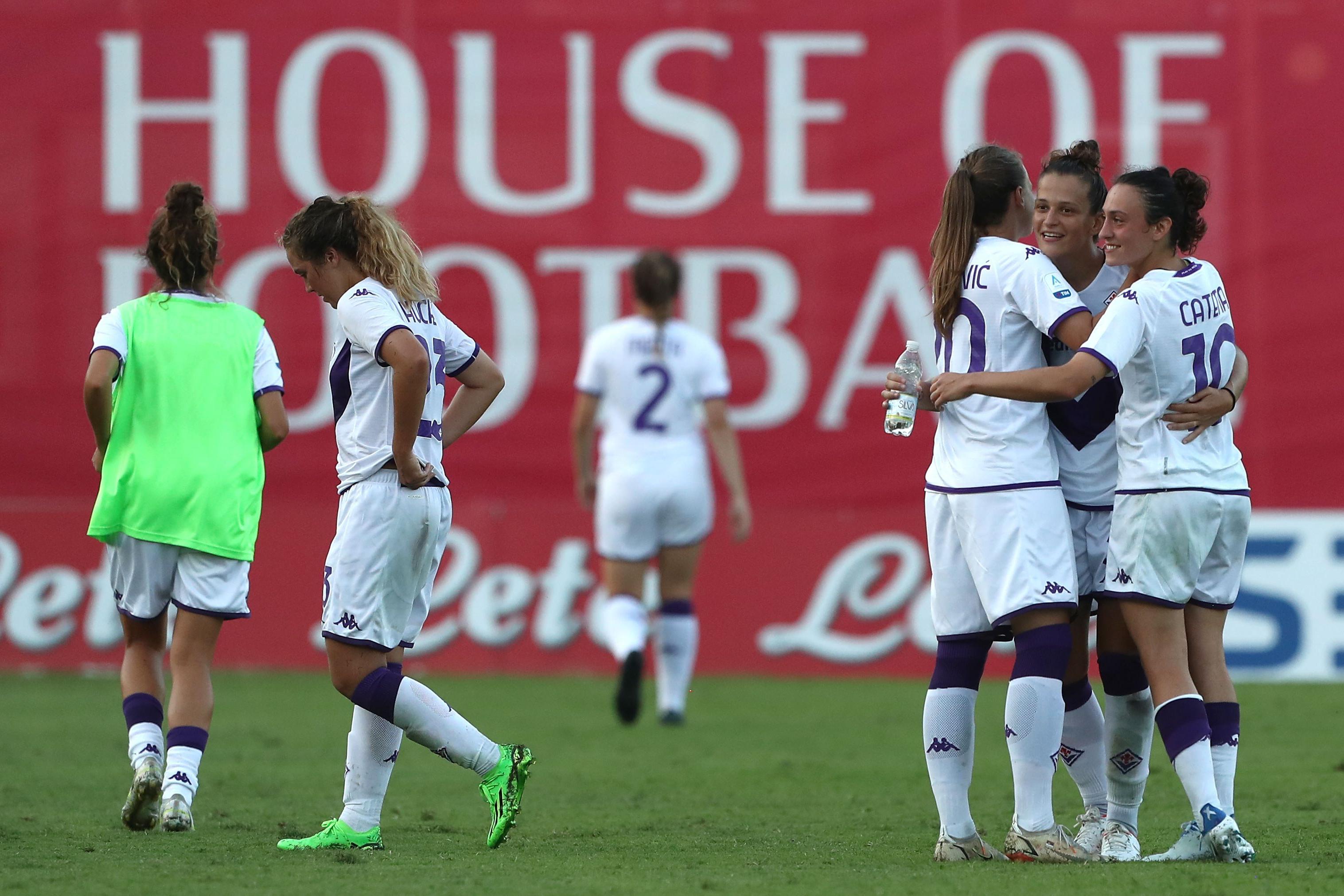 MILAN, ITALY - AUGUST 28: The players of ACF Fiorentina celebrate the victory at the end of the\\t Women Serie A match between AC Milan and ACF Fiorentina at Centro Sportivo Vismara on August 28, 2022 in Milan, Italy. (Photo by Marco Luzzani/Getty Images)