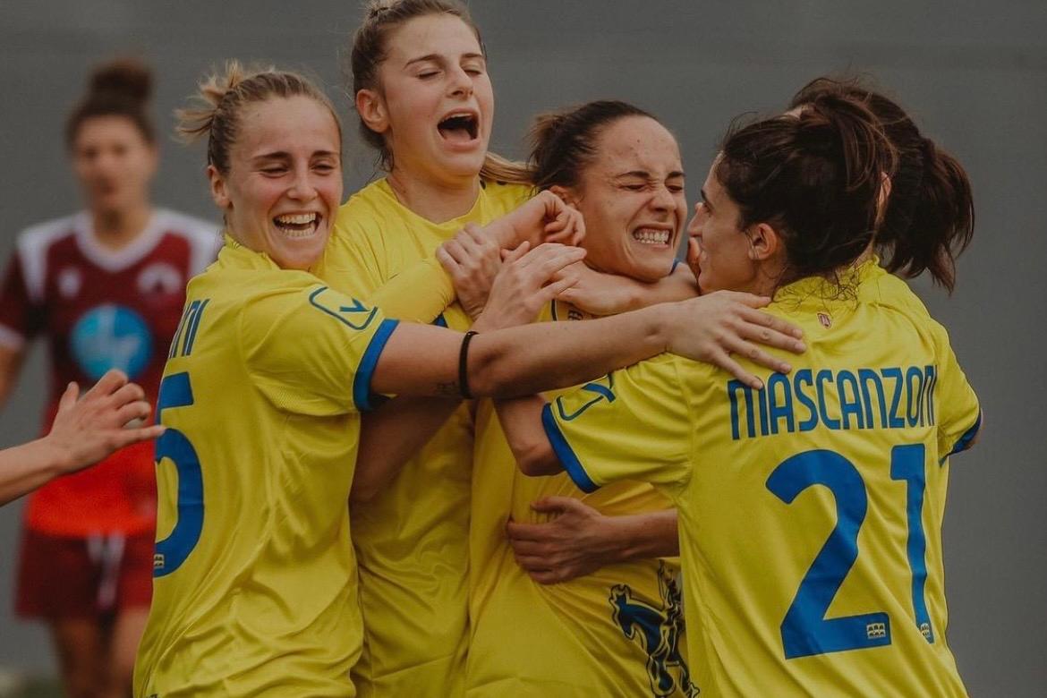 Chievo Verona e Napoli in vetta da sole, vittorie per Lazio e Cesena, ancora ko il Genoa