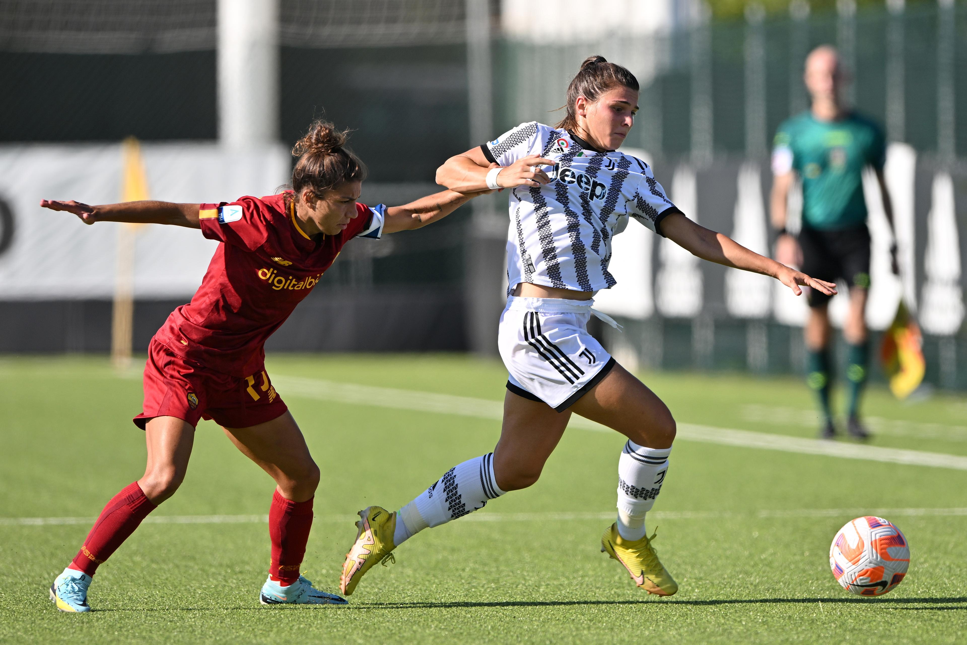 VINOVO, ITALY - SEPTEMBER 16: Sofia Cantore of Juventus evades challenge from Elisa Bartoli of AS Roma during the Women Serie A match between Juventus and AS Roma at Juventus Center Vinovo on September 16, 2022 in Vinovo, Italy. (Photo by Chris Ricco/Getty Images)