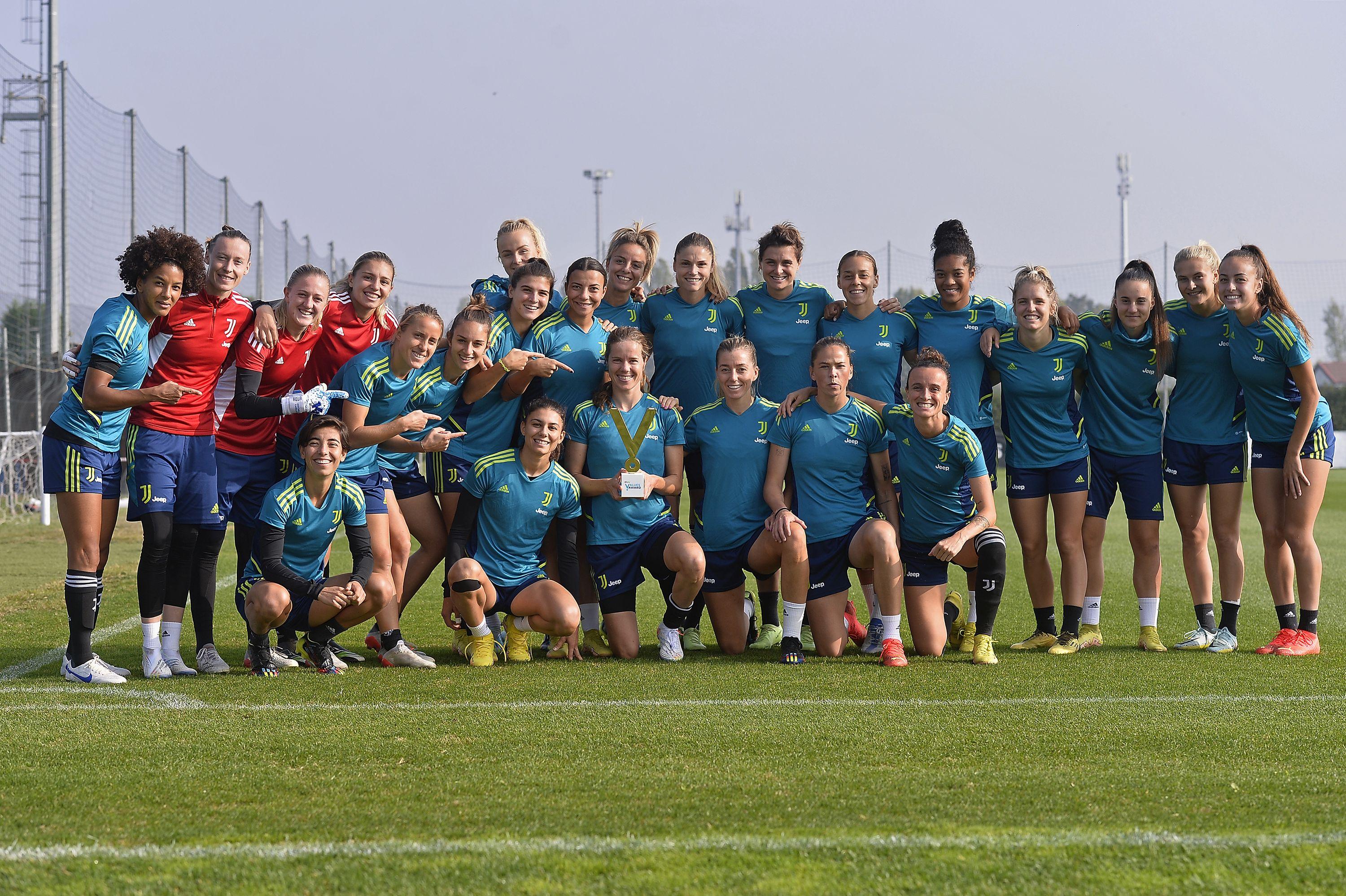 VINOVO, ITALY - OCTOBER 18: Sofie Pedersen and Juventus Women players during a Juventus Women Training Session at Juventus Center Vinovo on October 18, 2022 in Vinovo, Italy. (Photo by Filippo Alfero - Juventus FC/Juventus FC via Getty Images)