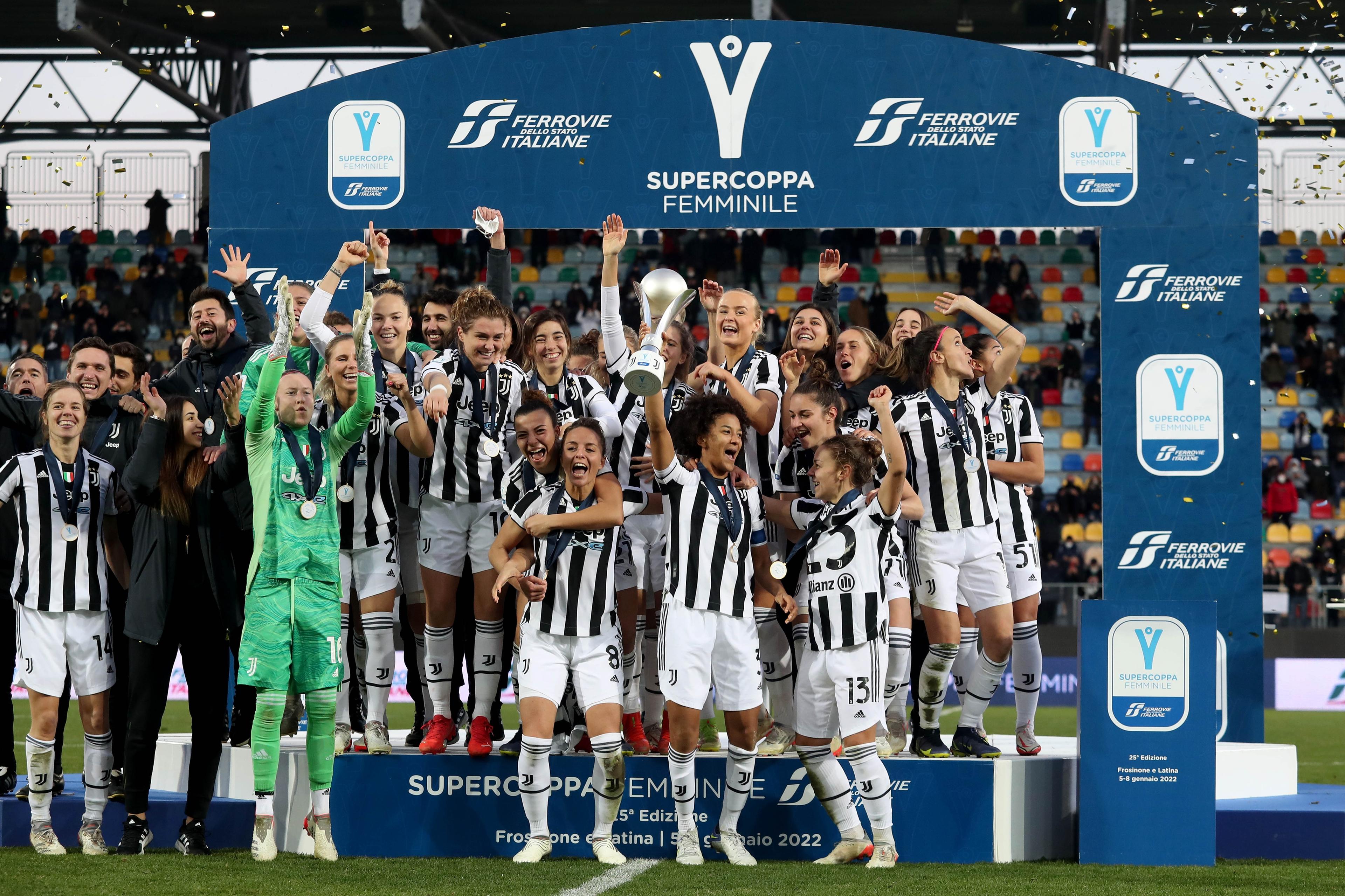 FROSINONE, ITALY - JANUARY 08: Players of Juventus celebrate the victory after during the Women Supercup Final match between Juventus and AC Milan at Stadio Benito Stirpe on January 08, 2022 in Frosinone, Italy. (Photo by Paolo Bruno/Getty Images)