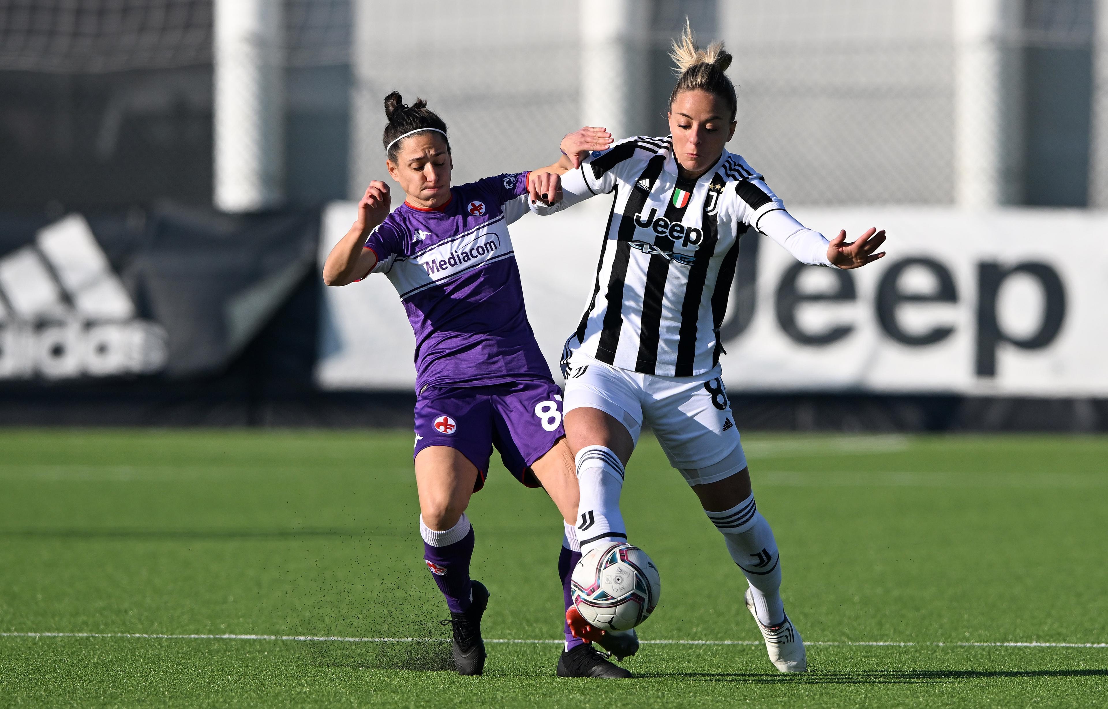 VINOVO, ITALY - JANUARY 22: Martina Rosucci of Juventus battles for the ball with Veronica Boquete of ACF Fiorentina during the Women Serie A match between Juventus and ACF Fiorentina on January 22, 2022 in Vinovo, Italy. (Photo by Chris Ricco/Getty Images)