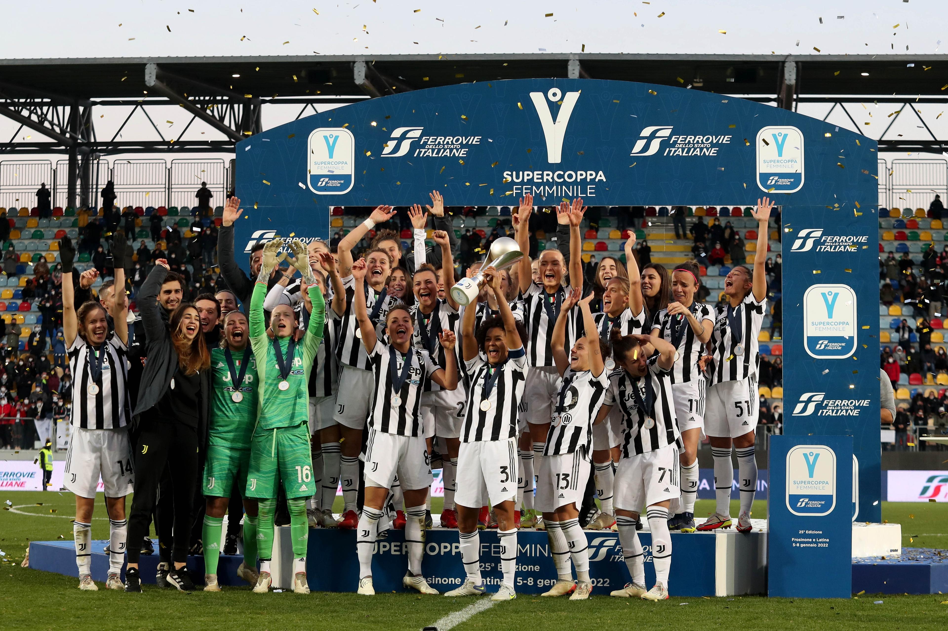 FROSINONE, ITALY - JANUARY 08: Players of Juventus celebrate the victory after during the Women Supercup Final match between Juventus and AC Milan at Stadio Benito Stirpe on January 08, 2022 in Frosinone, Italy. (Photo by Paolo Bruno/Getty Images)