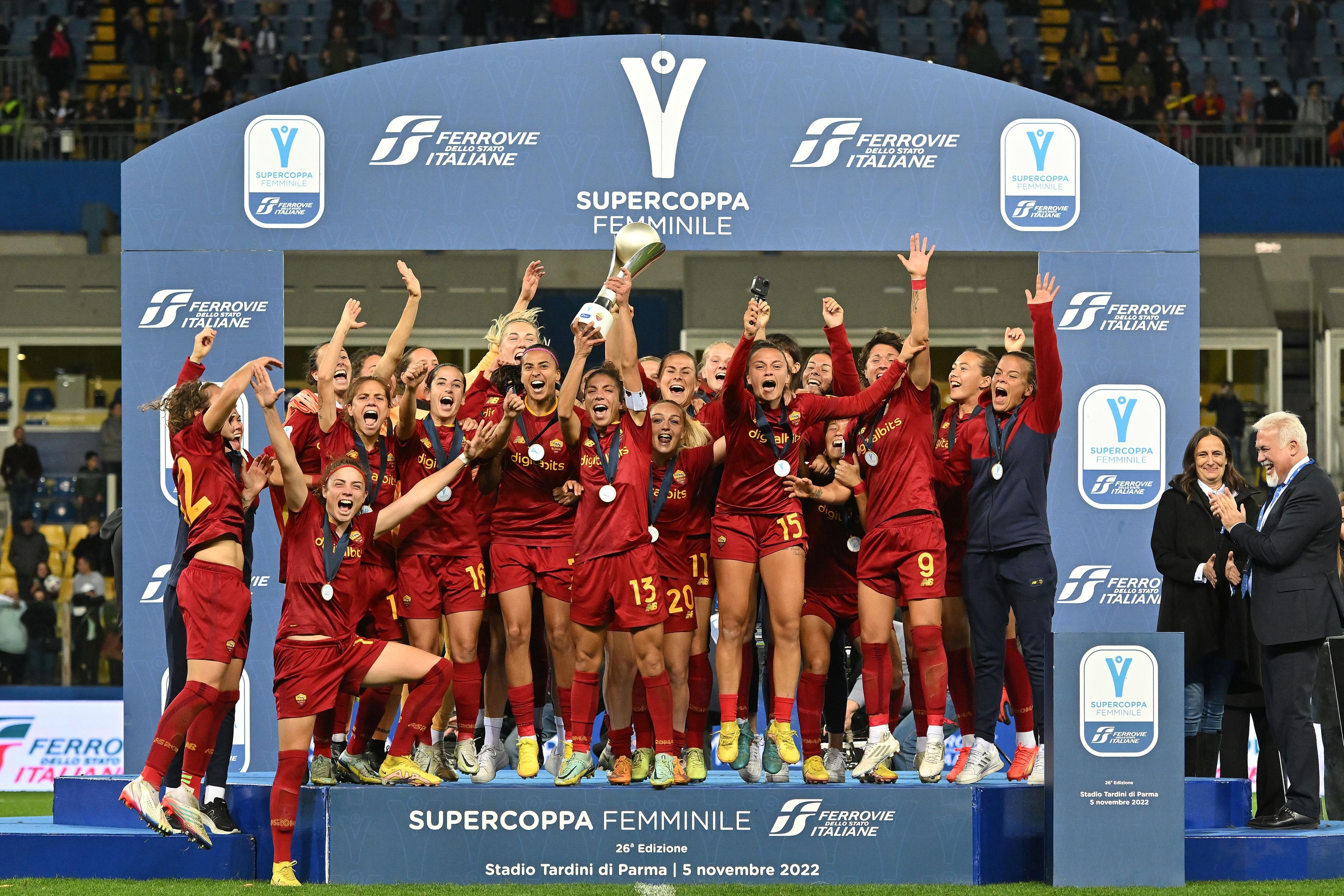 PARMA, ITALY - NOVEMBER 05:AS Roma players celebrate the victory after  the Italian Women\\'s Super Cup match between Juventus and AS Roma on November 05, 2022 in Parma, Italy. (Photo by Alessandro Sabattini/Getty Images)