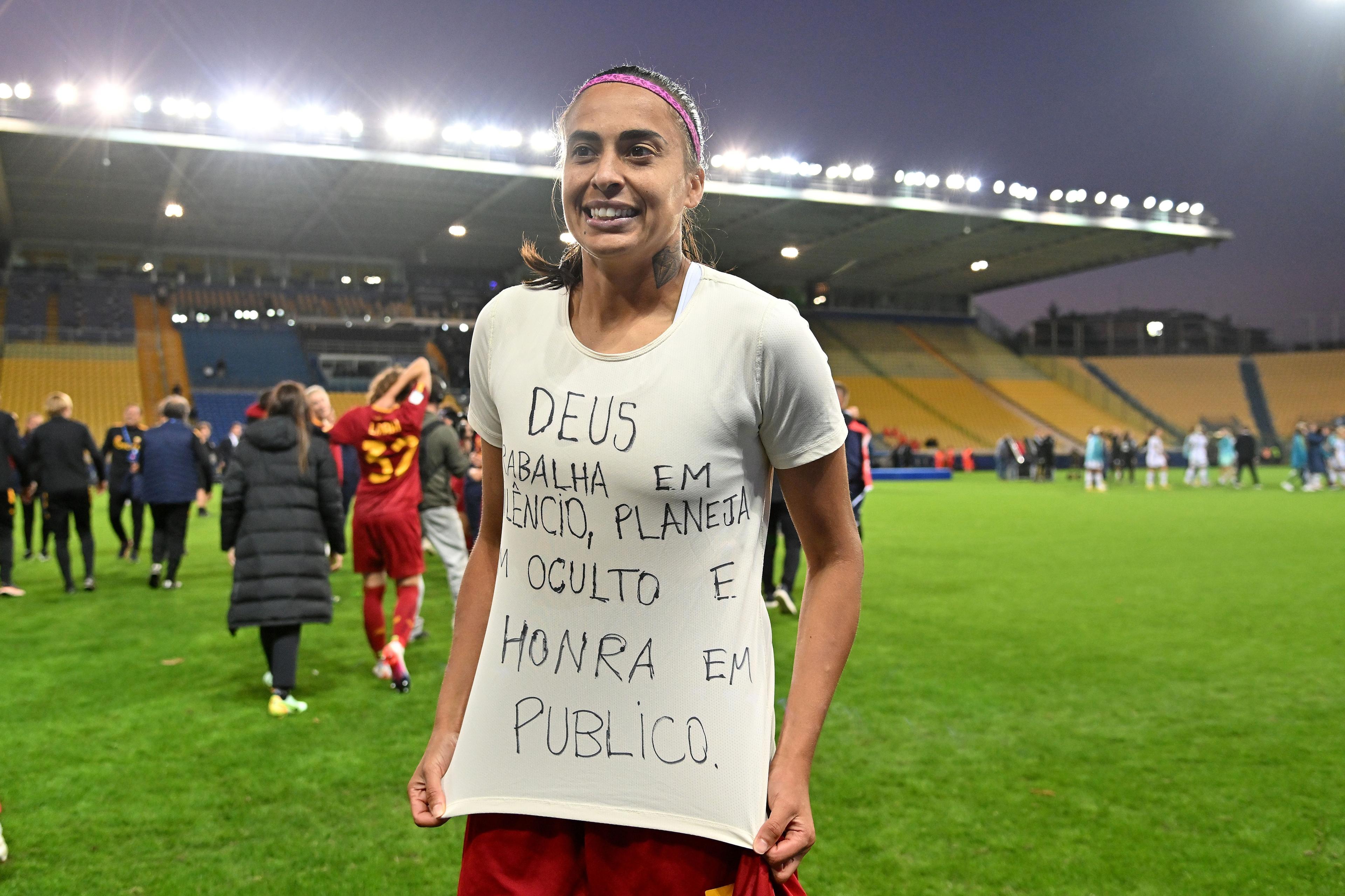 PARMA, ITALY - NOVEMBER 05: Alves Da Silva Andressa of AS Roma women celebrates during the Italian Women's Super Cup match between Juventus and AS Roma on November 05, 2022 in Parma, Italy. (Photo by Alessandro Sabattini/Getty Images)