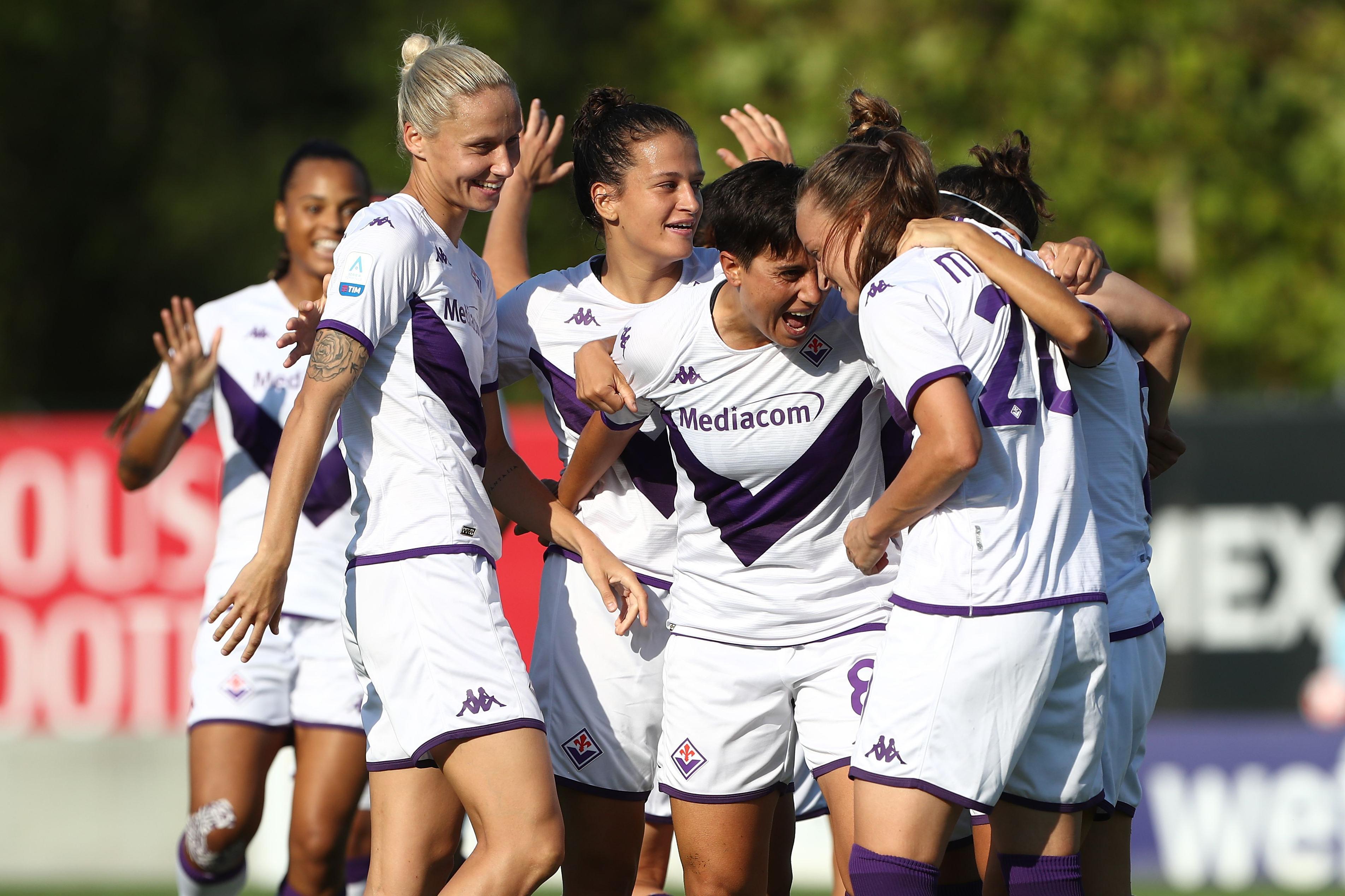 MILAN, ITALY - AUGUST 28: Milica Mijatovic of ACF Fiorentina celebrates with her team-mates after scoring the opening goal during the Women Serie A match between AC Milan and ACF Fiorentina at Centro Sportivo Vismara on August 28, 2022 in Milan, Italy. (Photo by Marco Luzzani/Getty Images)