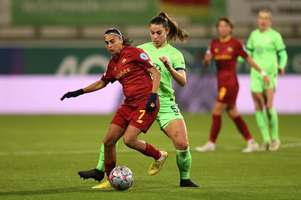 WOLFSBURG, GERMANY - DECEMBER 08: Andressa Alves of Roma holds off pressure from  Lena Oberdorf of Wolfsburg during the UEFA Women\\'s Champions League group B match between VfL Wolfsburg and AS Roma at AOK-Stadion on December 08, 2022 in Wolfsburg, Germany. (Photo by Martin Rose/Getty Images)