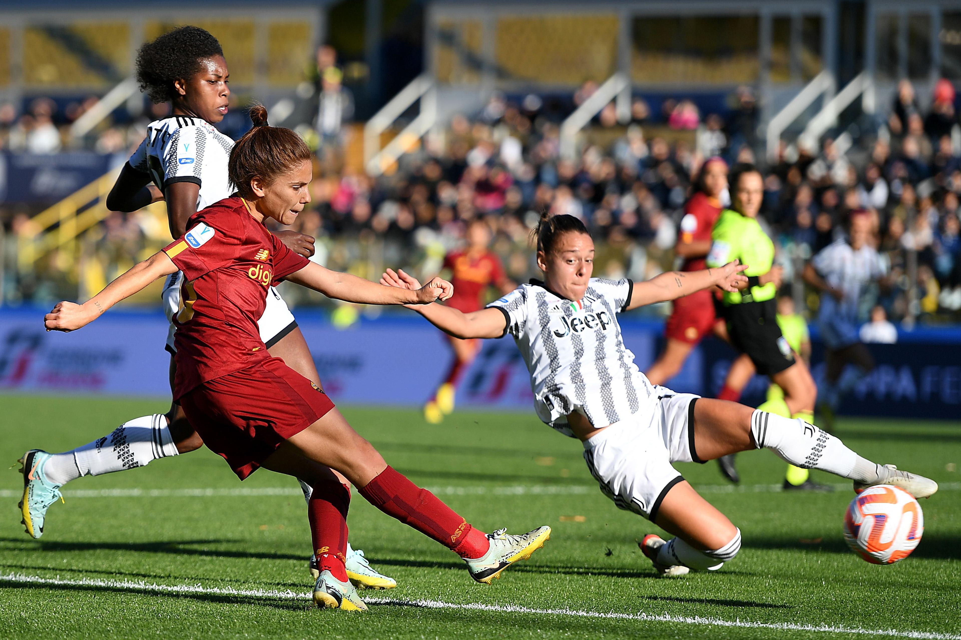 PARMA, ITALY - NOVEMBER 05: Manuela Giugliano of AS Roma  in action during the Italian Women\\'s Super Cup match between Juventus and AS Roma on November 05, 2022 in Parma, Italy. (Photo by Alessandro Sabattini/Getty Images)
